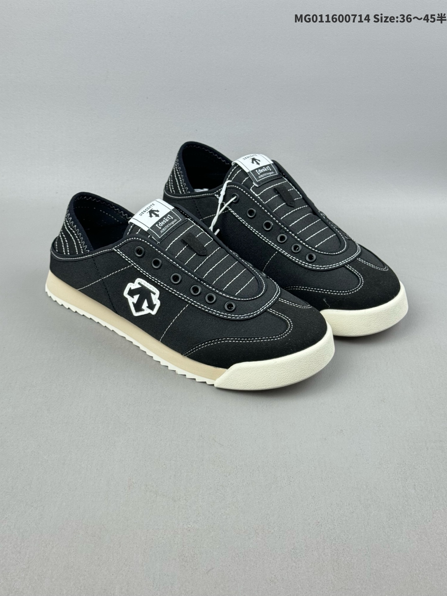 💰160（36-45半） DESCENTE Chron Tempo 迪桑特 低帮 黑色 户外机能防滑耐磨低邦生活休闲鞋 运用先进的科技面料和制作工艺，确保产品具备高性能的同时，注重外观设计的时尚感和审美价值，采用防风性能良好的面料，能有效阻挡强风，产品还具备防水功能，通过特殊的涂层或面料结构，该跑鞋运用了迪桑特独特的流体缓震科技，这种科技可能类似于品牌其他产品所采用的Dfluidt应变流科技材料；Carbon-Shellh足弓稳定科技，保障落地稳定性。而当受到快速冲击时，材料会迅速形成一种临时的固体状态，有效吸收和分散冲击力，实现出色的缓震效果；搭配超临界发泡缓震中底，进一步增强了跑鞋的缓震性能。 男货号：D5231LSN27-BK 女货号：D5232LSN27-BK ID:MG011600714 Size:36～45半