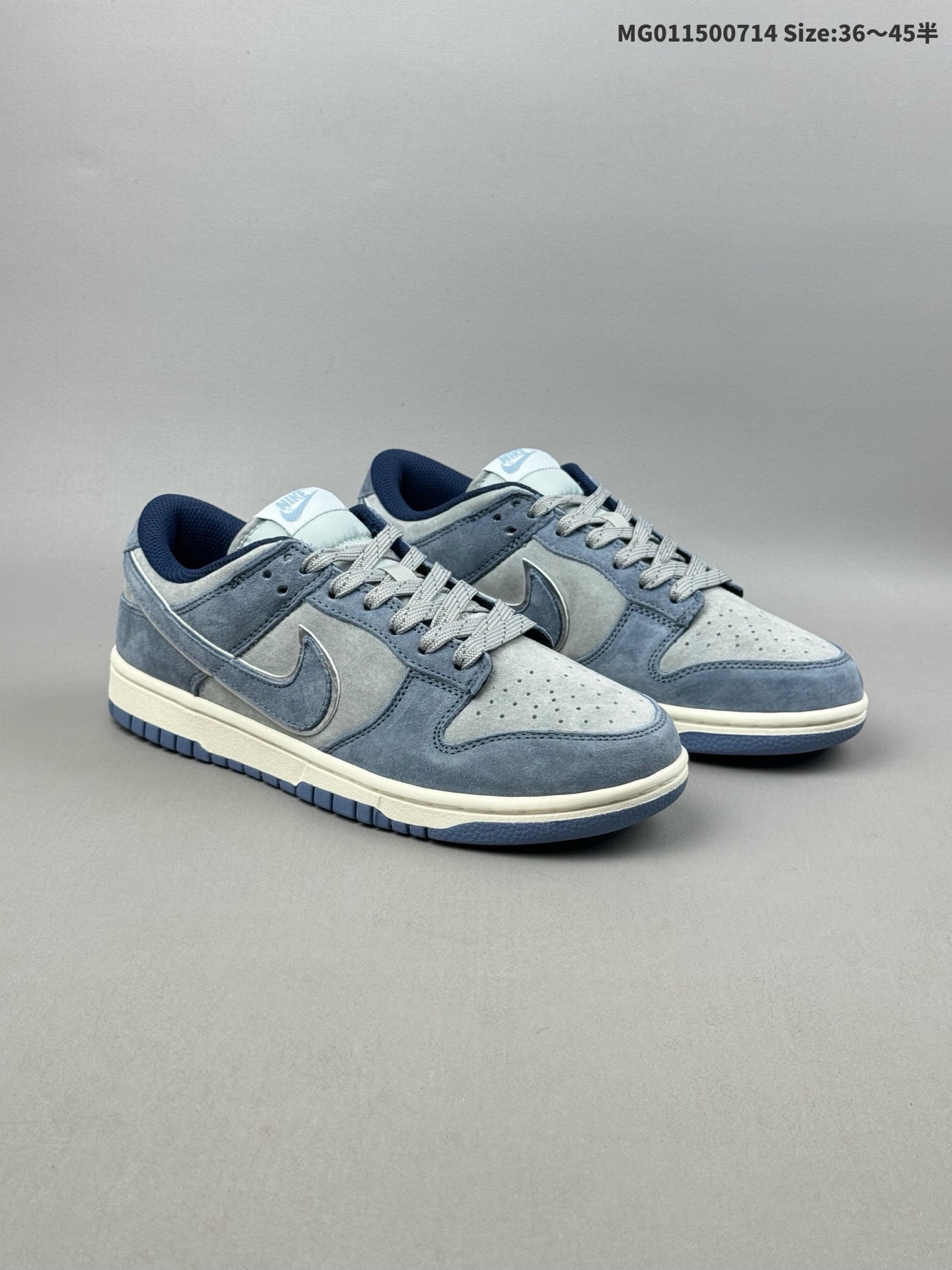 (36-45半) Otomo Katsuhiro x Nike SB Dunk Low "Steamboy OST" 耐克 SB 低帮 大友克洋联名 蓝灰 鞋身整体采用麂皮材质打造,以灰色,蓝色为主色调,在框架以及蓝色Swoosbh Logo处采用了银色拼接而成,鞋带、鞋身整体视觉效果十分亮眼,此外鞋舌Nike Swoosh Logo采用了蓝色打造,鞋垫上的Nike标签也辅以蓝色点缀,鞋底则m采用白色中底搭配蓝色橡胶外底呈现,为整个设计收尾. 货号:DR3369-526 ID:MG011500714 半