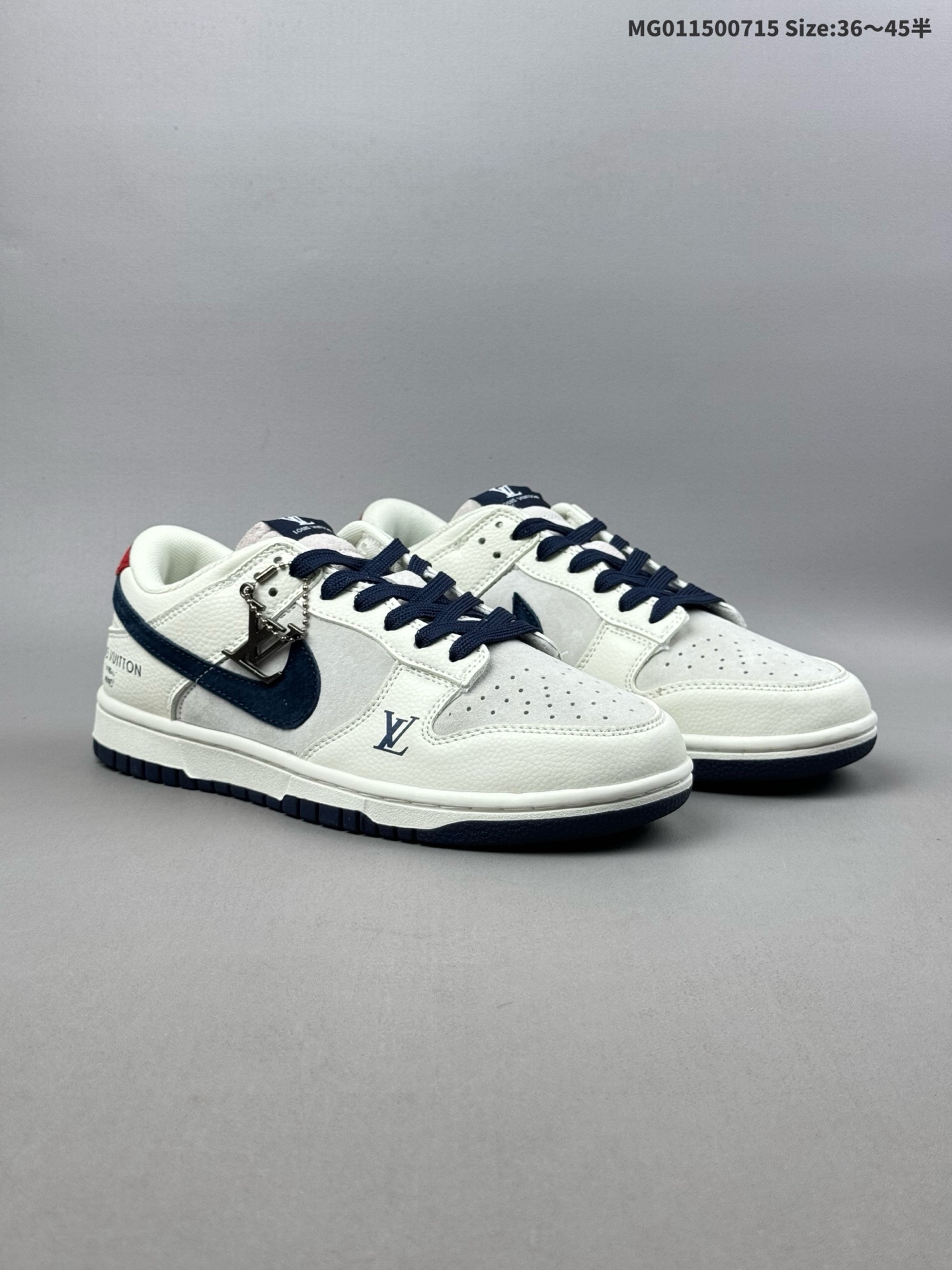(36-45半) [定制球鞋] Louis Vuitton x Nike Dunk SB Low 路易威登LV x 耐克 SB 低帮 米白蓝 鞋身以米白色作为主色调,鞋面采用米灰色麂皮打造,搭配白色皮革框架覆盖层,使鞋款十分百搭,鞋舌绣标上以LV标志呈现,鞋身两侧的Swoosbh Logo和后跟饰片均采用蓝色并以银色描边点缀,鞋舌是网眼布材料,增强了透气性,后跟Nike字样以白色刺绣妆点,鞋头处侧边LV标志蓝色刺绣点缀,后跟印有Louis Vuittonm蓝色字样,彰显联名身份;最后以白色中底搭配蓝色外底完善整体设计收尾. 货号:LF0039-003 ID:MG011500715 半