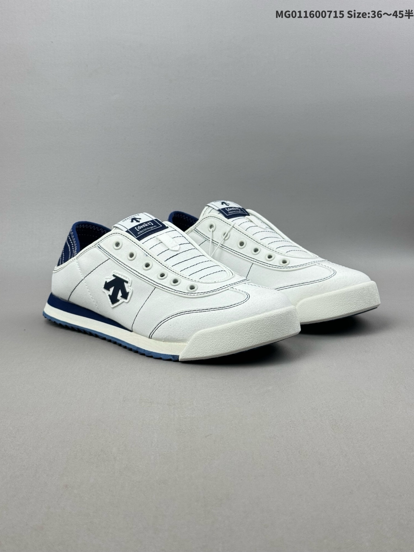 💰160（36-45半） DESCENTE Chron Tempo 迪桑特 低帮 白蓝 户外机能防滑耐磨低邦生活休闲鞋 运用先进的科技面料和制作工艺，确保产品具备高性能的同时，注重外观设计的时尚感和审美价值，采用防风性能良好的面料，能有效阻挡强风，产品还具备防水功能，通过特殊的涂层或面料结构，该跑鞋运用了迪桑特独特的流体缓震科技，这种科技可能类似于品牌其他产品所采用的Dfluidt应变流科技材料；Carbon-Shellh足弓稳定科技，保障落地稳定性。而当受到快速冲击时，材料会迅速形成一种临时的固体状态，有效吸收和分散冲击力，实现出色的缓震效果；搭配超临界发泡缓震中底，进一步增强了跑鞋的缓震性能。 货号：D5231LSN27-DB ID:MG011600715 Size:36～45半