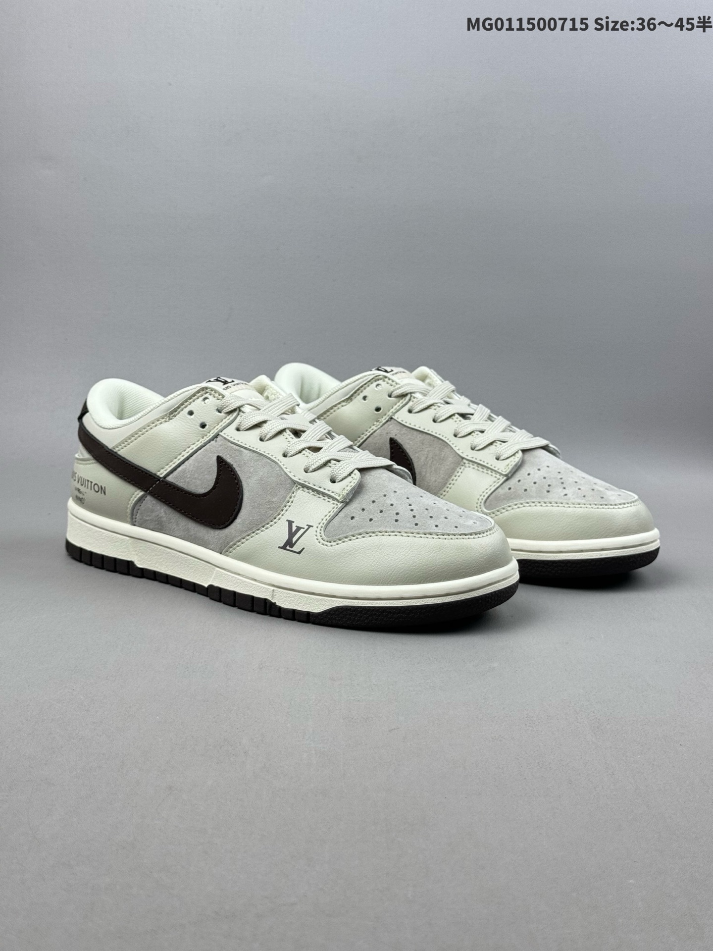 (36-45半) [定制球鞋] Louis Vuitton x Nike Dunk SB Low 路易威登LV x 耐克 SB 低帮 联名灰白棕 鞋身整体以灰色麂皮打造,搭配米白色框架覆盖层,使鞋款十分百搭,鞋舌绣标上以LV字样呈现,鞋身两侧的Swoosbh Logo采用棕色点缀,后跟装饰片使用棕色制作,鞋舌是网眼布材料,增强透气性,后跟Nike字样以白色刺绣妆点,鞋头处侧边LV字样棕色点缀,后跟印有Louis Vuitton字样,彰显联名身份;最后以米白色中底搭配棕色橡胶外底完善整体设计收尾. 货号:LF0039-005 货号:FC1688-400 ID:MG011500715 半