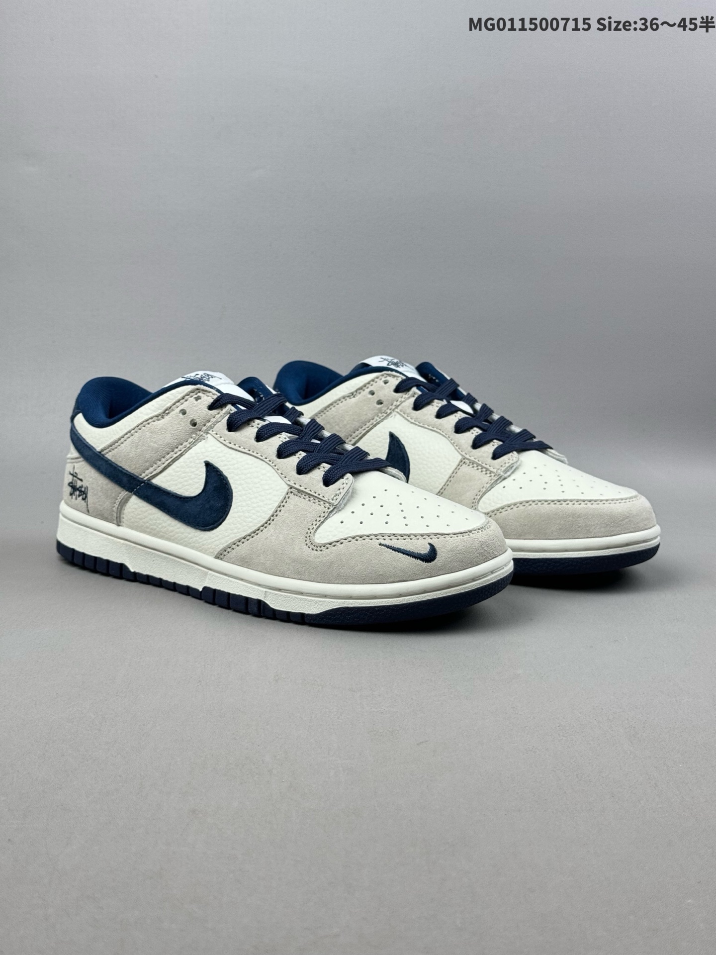 💰150（36-45半） ［定制球鞋］ Stussy x Nike Dunk SB Low 斯图西 x 耐克 SB 低帮 灰白蓝 鞋身整体以米白色皮革打造，搭配浅灰色麂皮框架覆盖层，使鞋款十分百搭，鞋舌绣标上以Stussy标志呈现，鞋身两侧的Swoosbh Logo和后跟饰片均采用蓝色麂皮点缀，鞋舌是网眼布材料，增强了透气性，后跟Nike字样以白色刺绣妆点，鞋头处侧边迷你Nike Swoosh Logo采用蓝色点缀，后跟绣有蓝色Stussym刺绣，彰显联名身份；最后以米白色中底搭配蓝色外底完善整体设计收尾。 货号：DQ1098-360 货号：DQ1098-339 尺码：36 36.5 37.5 38 38.5 39 40 40.5 41 42 42.5 43 44 44.5 45 ID:MG011500715 Size:36～45半