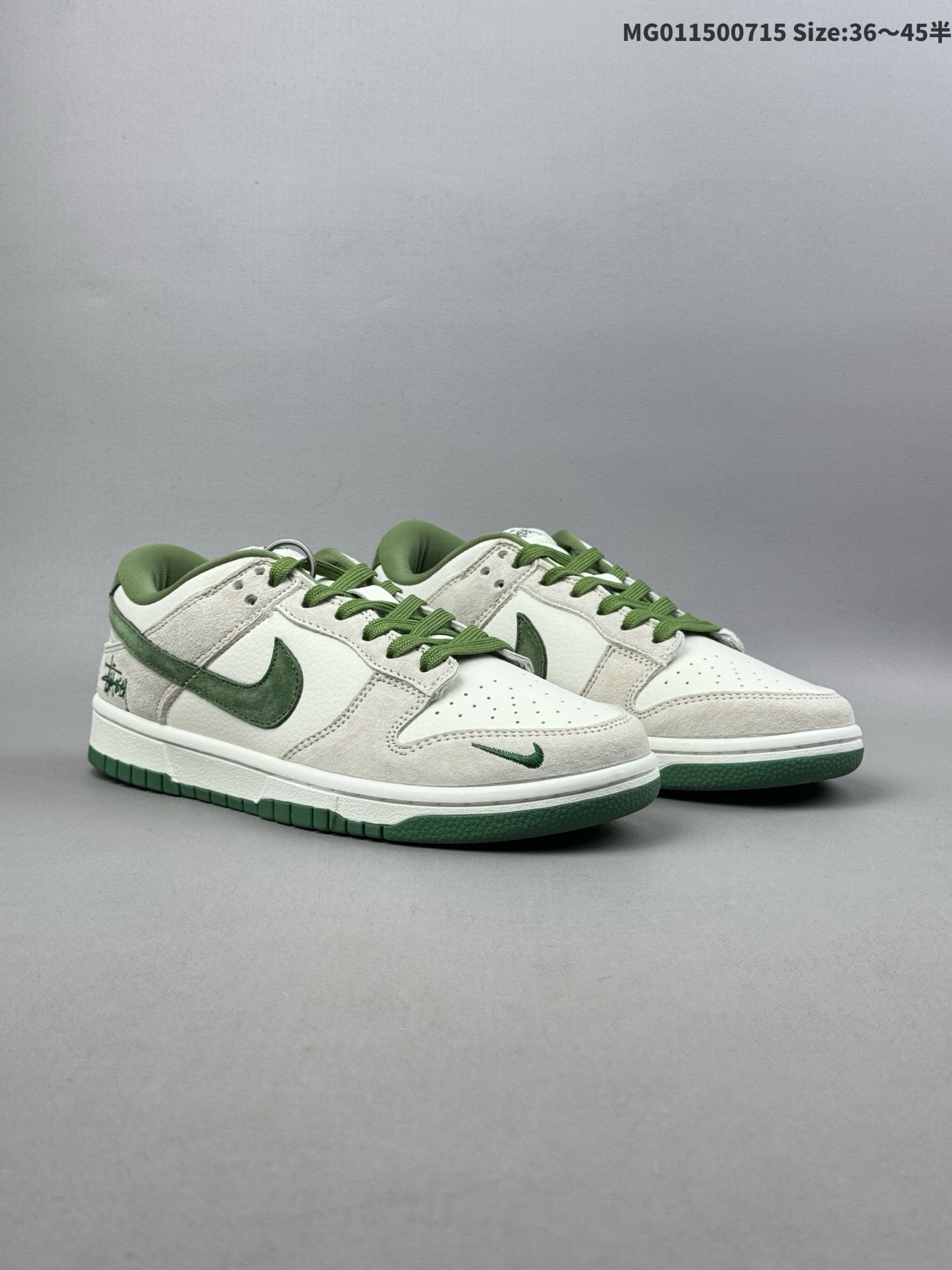 💰150（36-45半） ［定制球鞋］ Stussy x Nike Dunk SB Low 斯图西 x 耐克 SB 低帮 斯图西联名米白绿 鞋身以米白色作为主色调，搭配浅灰色麂皮框架覆盖层，使鞋款十分百搭，鞋舌绣标上以Stussy标志呈现，鞋身两侧的Swoosbh Logo和后跟饰片均采用绿色麂皮点缀，鞋舌是网眼布材料，增强了透气性，后跟Nike字样以白色刺绣妆点，鞋头处侧边迷你Nike Swoosh Logo绿色点缀，后跟绣有绿色Stussym刺绣，彰显联名身份；最后以米白色中底搭配绿色外底完善整体设计收尾。 货号：DQ1098-340 尺码：36 36.5 37.5 38 38.5 39 40 40.5 41 42 42.5 43 44 44.5 45 ID:MG011500715 Size:36～45半