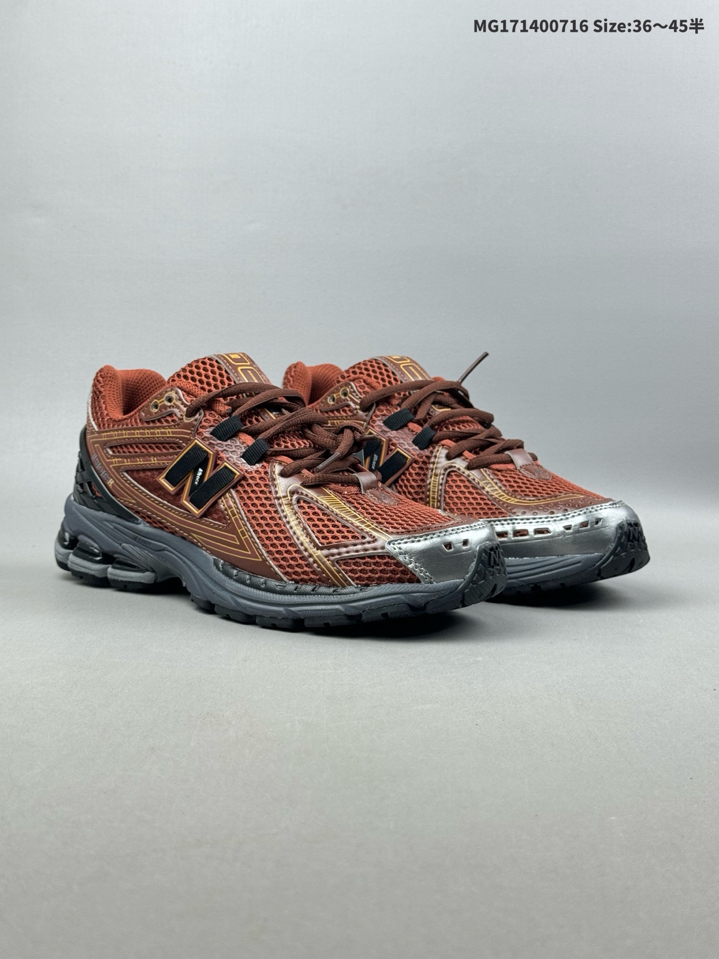 💰140（36-45半） 集合 New Balance 1906R 新百伦1906 NB1906 灰绿色 男女同款 潮流复古透气轻便低帮跑步鞋 鞋面选用了灰色网面，搭配绿色皮革框架覆盖层，同时又加入了白色、银色等进行点缀，做为两侧的"N"字Logo选用了绿色复合材料制成，减轻鞋面重量，充满New Balance的复古味，鞋身采用网眼布料、绒面皮革、合成面料等多材质组成。在运动科技方面的表现也是杠杠 的，N-Lockb系带系统、Sure Lacem科技、TPU支撑，以及N-ERGY缓震物料的加持。 货号：M1906RHX ID:MG171400716 Size:36～45半