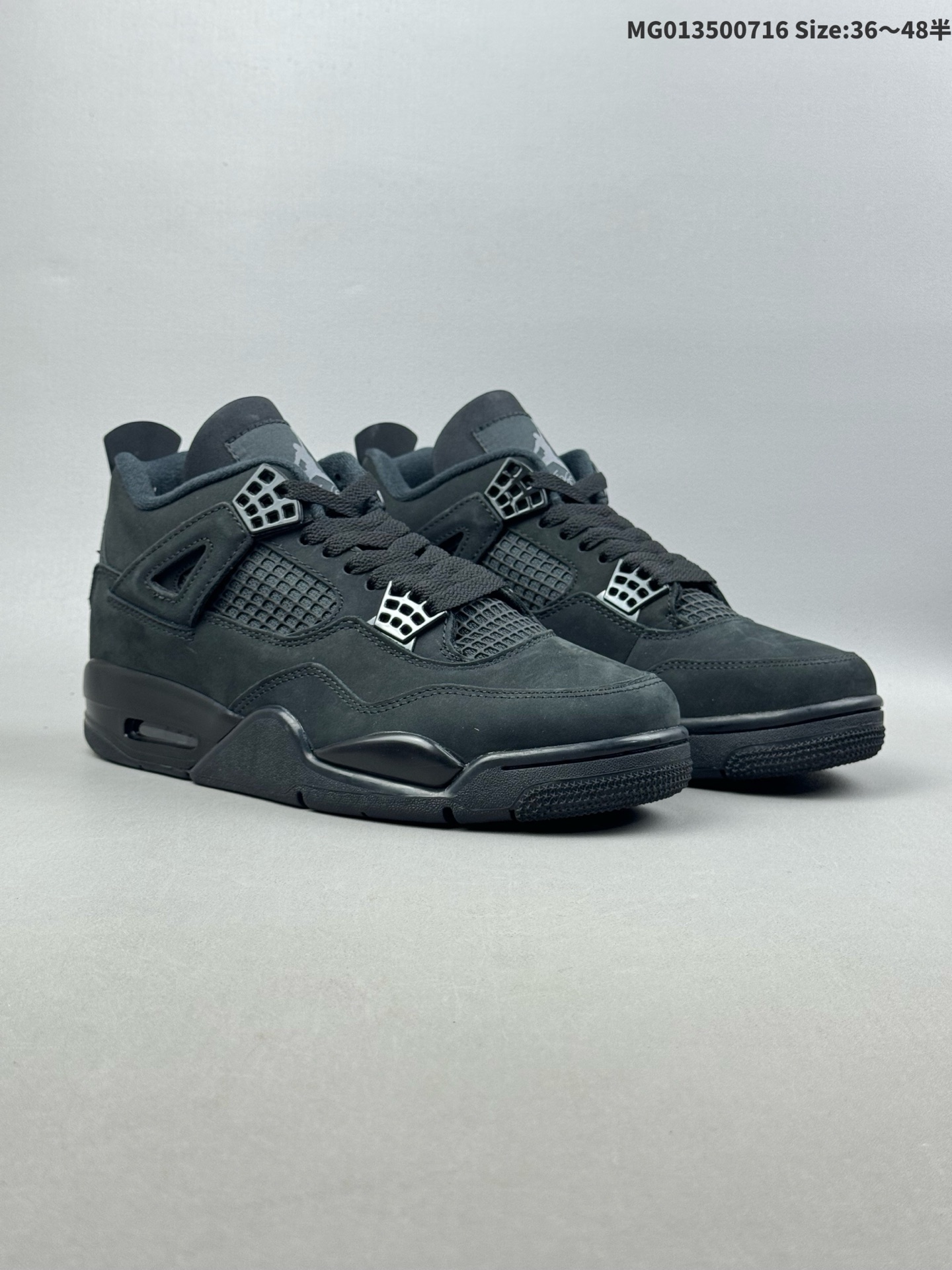 5半) Air Jordan 4 Retro "Black Cat" 复刻黑猫 AJ4 乔丹4代 aj4 乔4 复刻黑猫 男女同款 乔丹篮球鞋系列 鞋身整体采用黑色磨砂为主,辅以黑色细节点缀,呈现出经典的黑猫配色;搭配黑色鞋带扣,简约又百搭;标志性鞋舌Jumpcman Logo及Flight辅以灰色点缀,提升奢华质感;黑色的鞋带与黑色网状结构,与鞋身相呼应,十分完美;后跟Nike Swoosh Logo以黑色呈现,搭载开窗式Air Maxz气垫中底,最后以黑色中底搭配黑色橡胶外底及白色Nike Swoosh Logo完善整体设计收尾. 货号:FV5029-010(2025版) ID:MG013500716 半