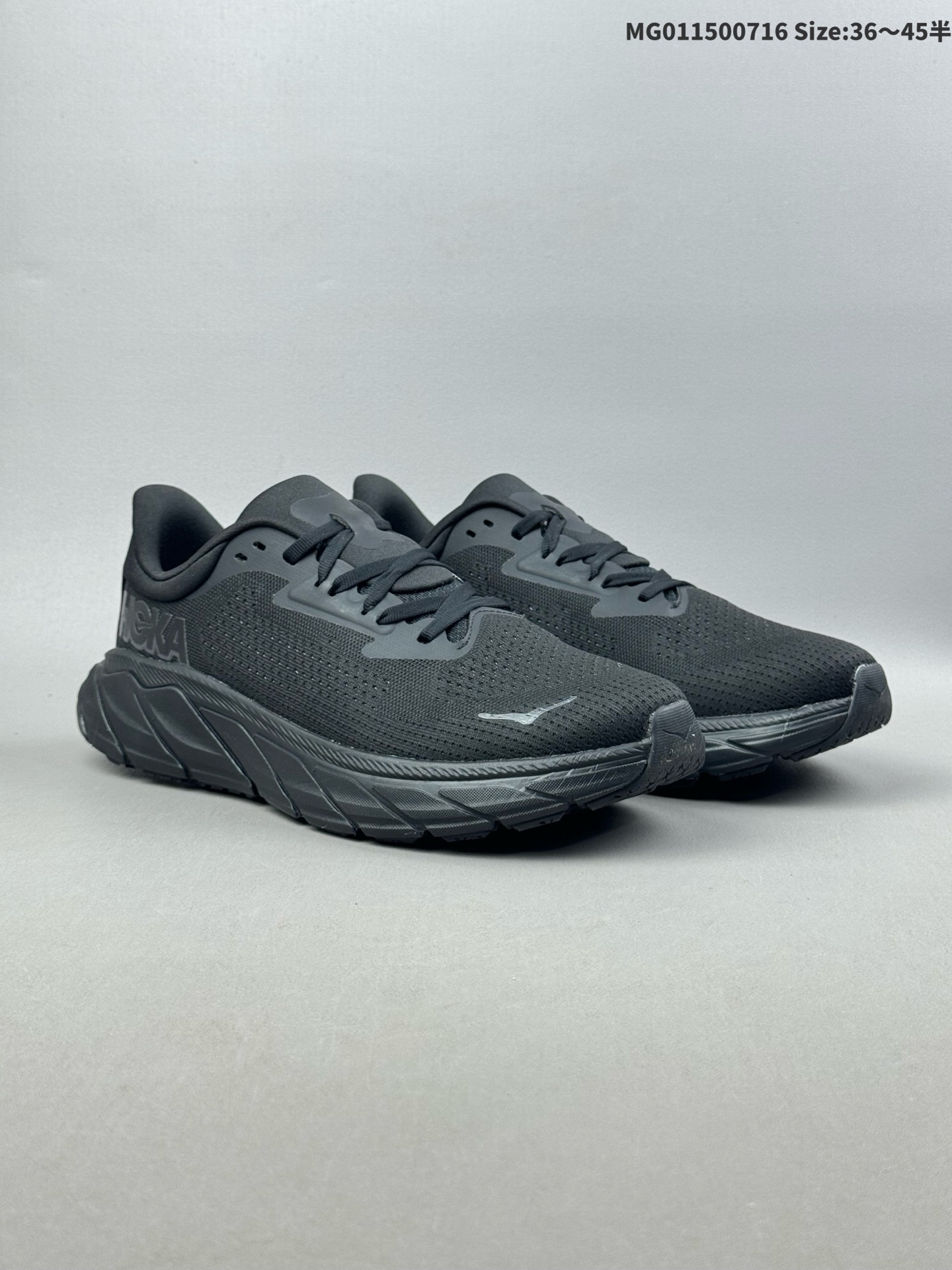 (36-45半) HOKA ONE ONE Arahi 7 阿瑞海7代 低帮 纯黑色 舒适百搭防滑耐磨低帮休闲跑步鞋 始终致力于为所有跑者提供更新、更好的跑步装备.相比常规跑鞋,HOKA ONE ONE特别研发使用性能独特的几何形跑鞋中底,此种鞋底更厚、更高、回弹性也更好,除了卓越的缓冲性能,还能为各种阶段的跑者带来更具动感、更加稳定的跑步体验.HOKA One Oneb从设计之初就清楚意识到,要保证跑者步幅的均匀一致,双脚自然而然的运动至关重要.鞋采用Vibram橡胶大底,在湿滑和不平的地面上也能有出色表现,提供可靠的抓地力.轻量无缝鞋面搭配升级后的透气网纱,贴合足部,脚感柔软舒服,同时具有良好的透气性. 男货号:1147850-BBLC 女货号:1147890-BBLC ID:MG011500716 半