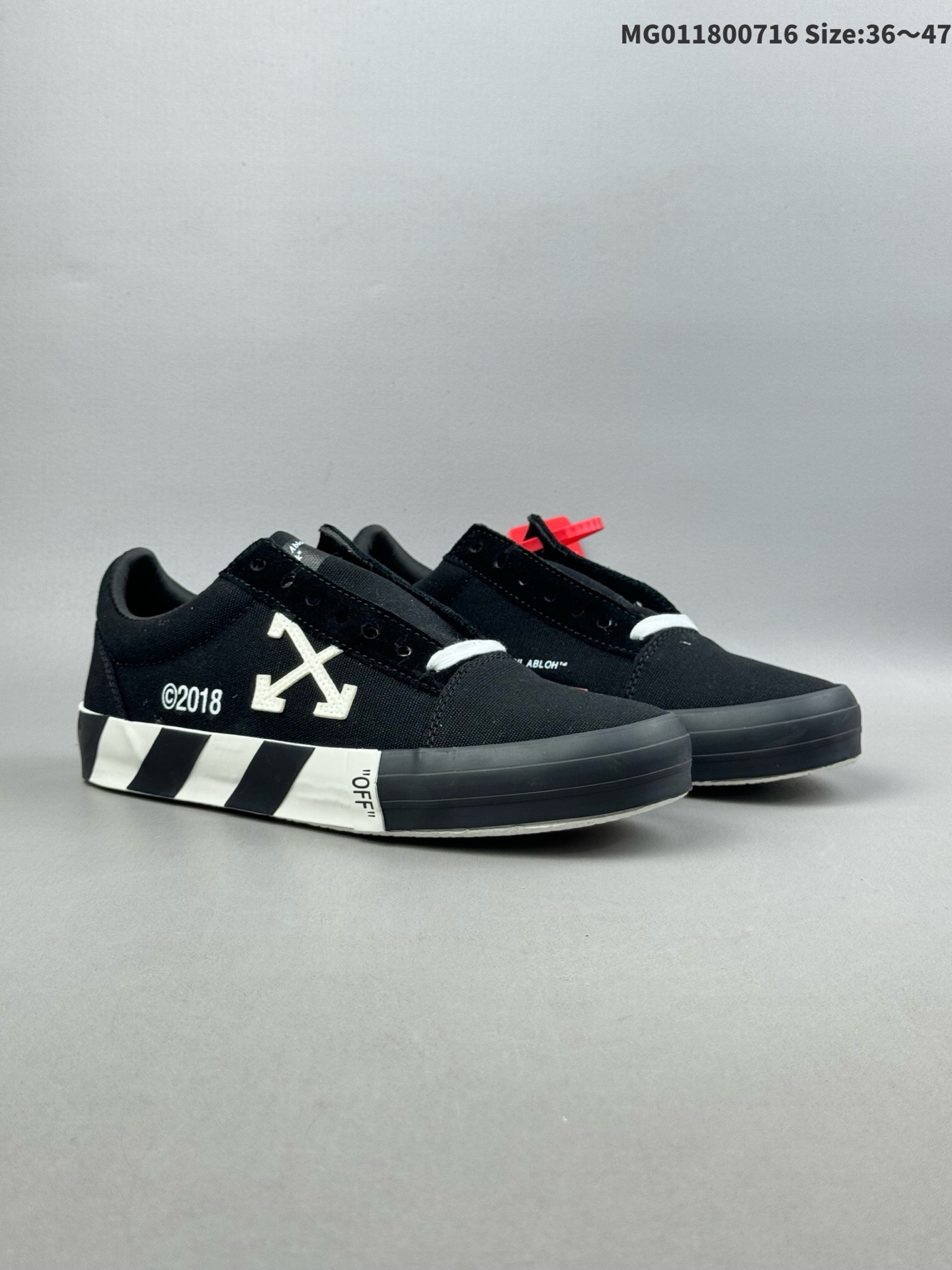 💰180(36-47)
Off-White Vulcanised Low Top "Black" OW 箭头 低帮 黑色 硫化低邦帆布板鞋 Off-White近日才发布其春夏新款鞋履。此番带来的是一系列"Off-Court "运动鞋,其中除了基础的黑、白色Vulc Low-Top还有一双充满街头韵味的棋盘格元素,亮点其实在鞋内侧的橙色瓶贴以及鞋带头的橙色细节处理。该品牌标志性的箭头标志,防盗扣和鞋带的设计以及鞋后跟的字样也极具"THE TEN"系列的影子。
货号:AG5U16N161N121
尺码:36 37 38 39 40 41 42 43 44 45 46 47
ID:MG011800716 Size:36~47
