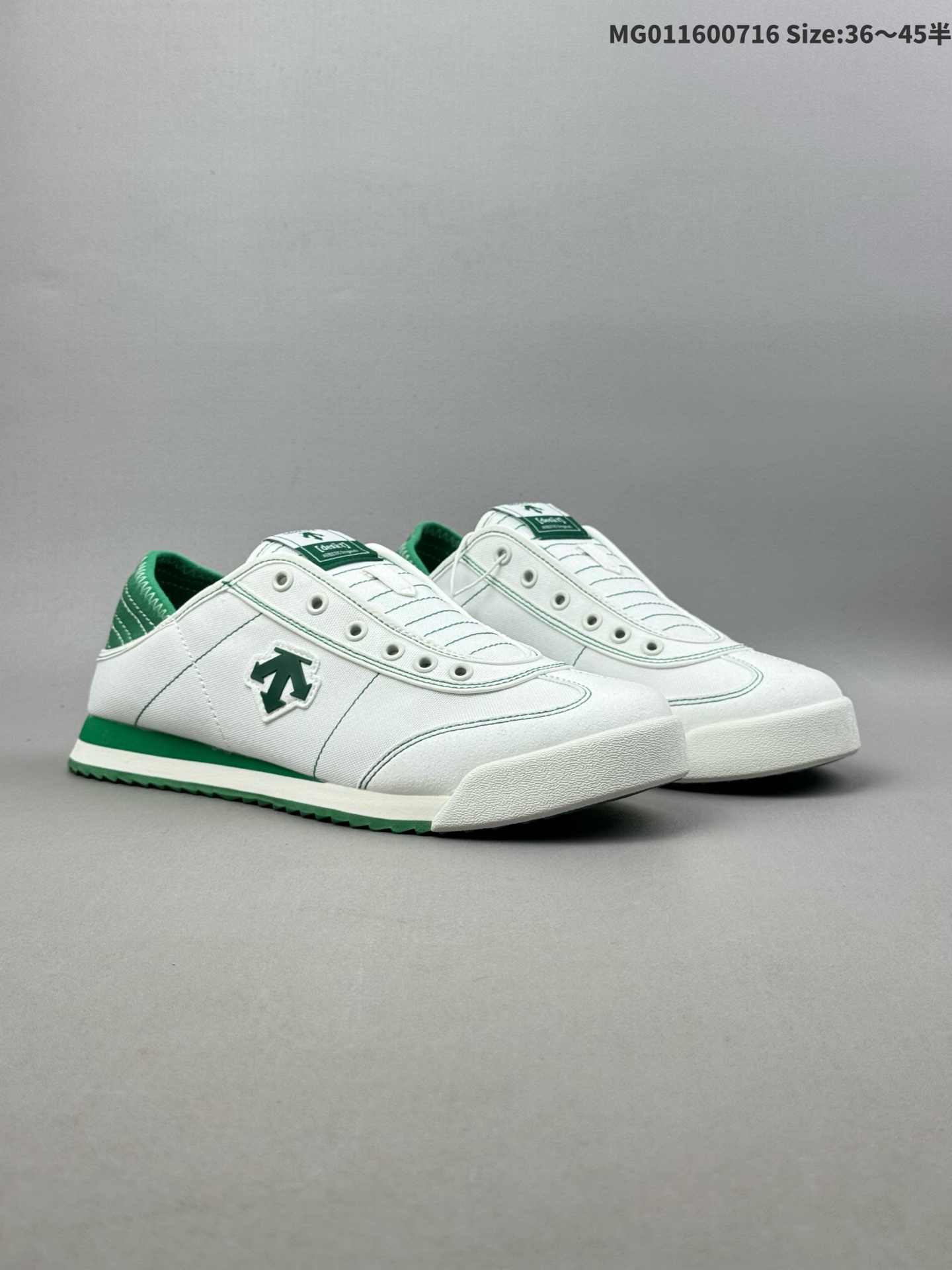 💰160（36-45半） DESCENTE Chron Tempo 迪桑特 低帮 白绿 户外机能防滑耐磨低邦生活休闲鞋 运用先进的科技面料和制作工艺，确保产品具备高性能的同时，注重外观设计的时尚感和审美价值，采用防风性能良好的面料，能有效阻挡强风，产品还具备防水功能，通过特殊的涂层或面料结构，该跑鞋运用了迪桑特独特的流体缓震科技，这种科技可能类似于品牌其他产品所采用的Dfluidt应变流科技材料；Carbon-Shellh足弓稳定科技，保障落地稳定性。而当受到快速冲击时，材料会迅速形成一种临时的固体状态，有效吸收和分散冲击力，实现出色的缓震效果；搭配超临界发泡缓震中底，进一步增强了跑鞋的缓震性能。 男货号：D5231LSN27-GN 女货号：D5232LSN27-GN ID:MG011600716 Size:36～45半