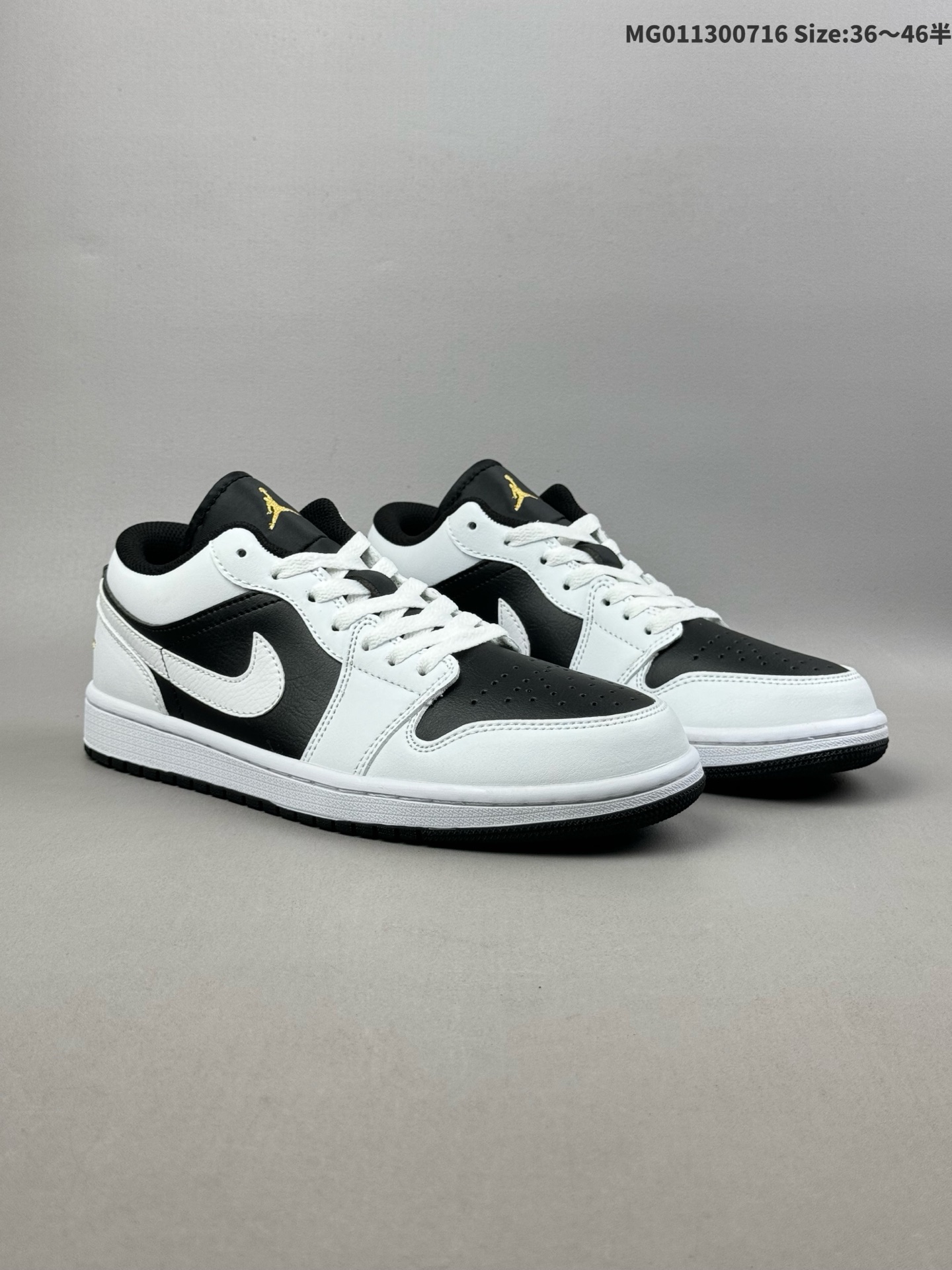 💰130（36-46半） Air Jordan 1 Low 低帮 白黑银 AJ1 乔丹1代 aj1 乔1 低邦 白棕 男女同款 乔丹篮球鞋系列 该定制鞋款采用原鞋为Air Jordxan 1 Low为原鞋，此款定制鞋的设计来自夏日元素，整双鞋以白绿色为主题配色，小图案点缀，对比下显得异常夺目，简约而不简单,该款设计考虑到日常搭衣服，因此整体看起来比较和谐。定制球鞋均为纯手工定制，每双s鞋会存在一定的细微差异。 男货号：553558-172 女货号：553560-172 尺码：36 36.5 37.5 38 38.5 39 40 40.5 41 42 42.5 43 44 44.5 45 46 ID:MG011300716 Size:36～46半