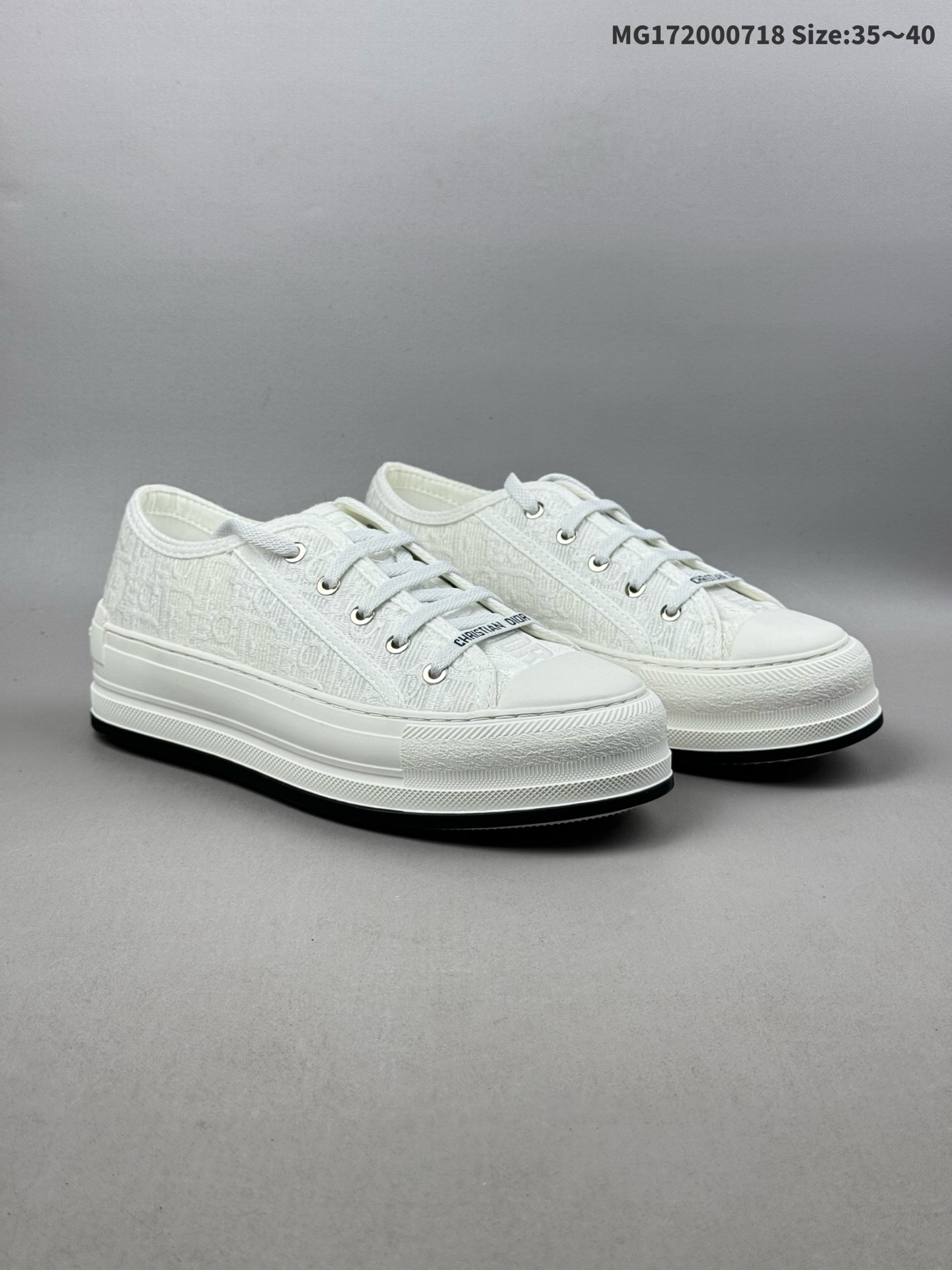 💰200(35-40) 公司级✅DOR迪奥 Walk'n'Dior 刺绣 Oblique 印花 低帮 时尚板鞋 全新演绎标志性的设计 突显厚实的廓形和时尚的魅力 采用奶油白色提花面料精心制作 通体饰以Oblique印花 搭配正面粗鞋带 加垫鞋舌 加固圆形鞋头和后侧提拉环等经典滑板鞋的标识 白色橡胶鞋底饰以印花补丁更品精致 ID:MG172000718 Size:35~40