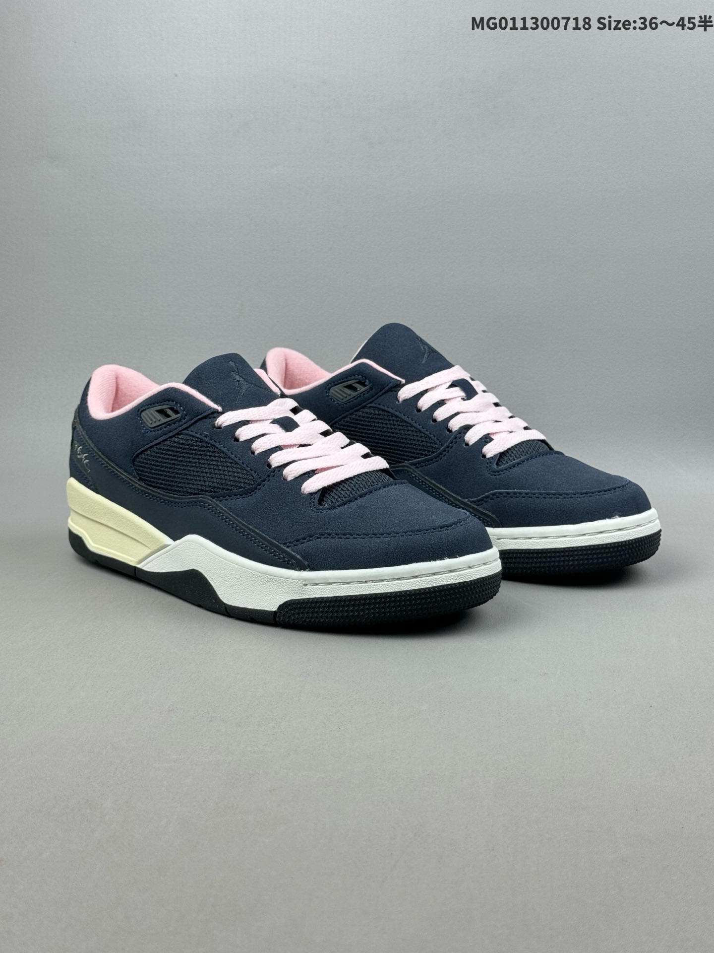 (36-45半) Air Jordan 4 Retro Flight Court 低帮 重置蓝粉 AJ4 乔丹4代 aj4 乔4 低邦 蓝粉 男女同款 乔丹篮球鞋系列 鞋款整体以蓝色翻毛皮打造,鞋舌及后跟Jumpman Logo分别采用黑色、灰色刺绣点缀,后跟侧身Flighth字样也辅以灰色刺绣呈现,秉承轻量化的速度型篮球鞋设计思想完成设计,降低重量的同时提升舒适度,中底延续前作使用了分离式后掌可视化Air Solet气垫.鞋带孔和后跟鞋提以籃网为造型灵感,将篮球运动巧妙融入到鞋款的设计之中,使鞋身整体富有流动性、节奏感和优雅气质. 男货号:HF3255-012 女货号:HF3333-012 ID:MG011300718 半