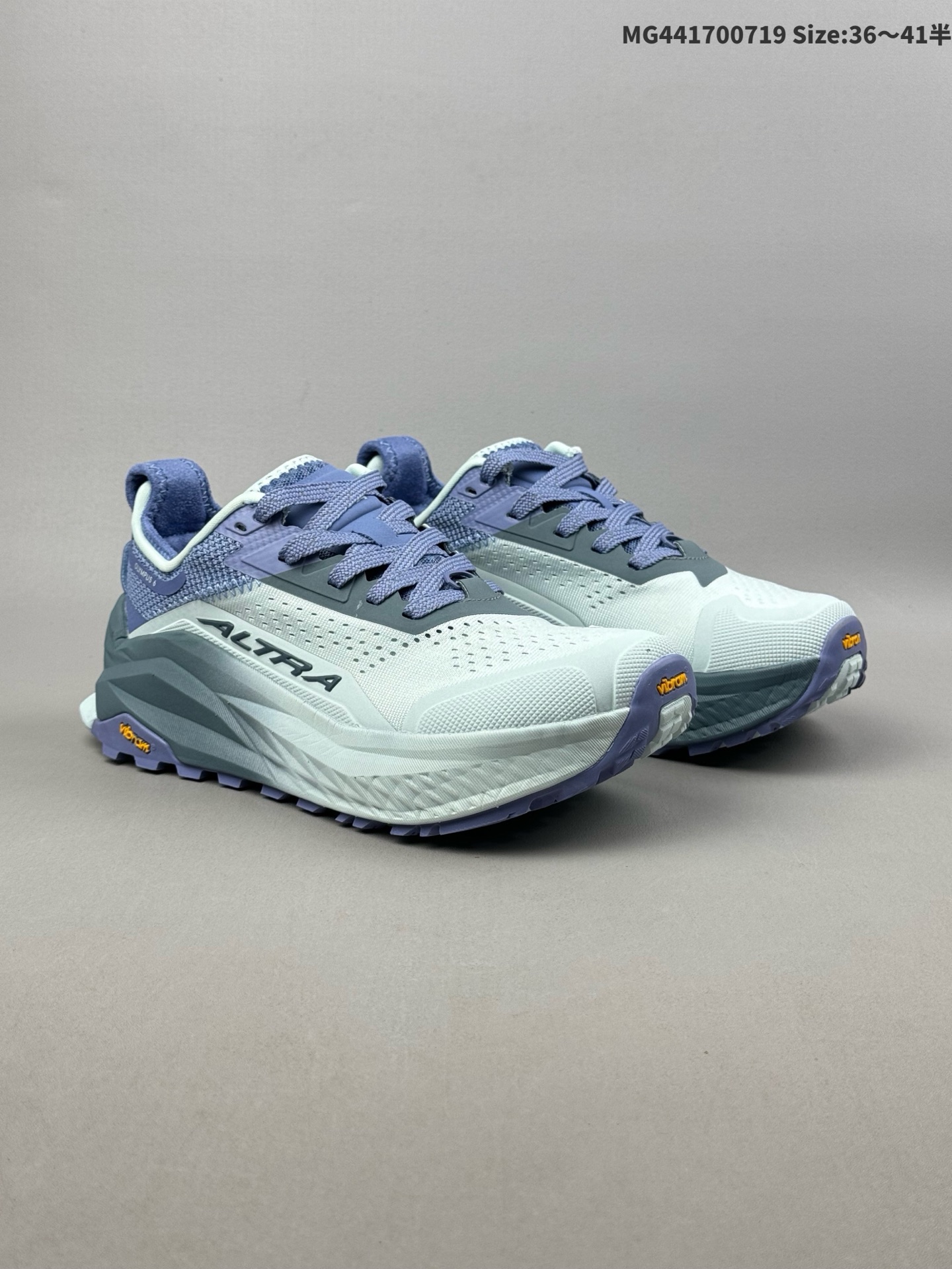 (36-41半)集合 Altra OLYMPUS 6 奥创奥林匹斯六代舒适百搭防滑耐磨低帮户外跑步鞋 2009年,长跑精英运动员Golden Harper在美国犹他州创立了“Altra Footwear”,跑鞋特点是采用舒适的FootShapeTMM(很适鞋楦)设计和独特的BalancedCushioningTM(平衡缓冲)技术,帮助遭受伤病困扰的跑者回归跑步,从而迅速积累起良好的口碑.2011年品牌迅速发展,屡获大奖.2015年开始不仅占据全美跑鞋前十,足迹更是遍布全球.2016年Altra正式进入中国市场,凭借独特的品牌风格以及出色的性能表现,三年来获得越来越多普通跑者的喜爱.销售业绩增长迅速,成为中国越野跑市场占有量前三的跑鞋品牌 货号:ALOA85NK242 ID:MG441700719 半