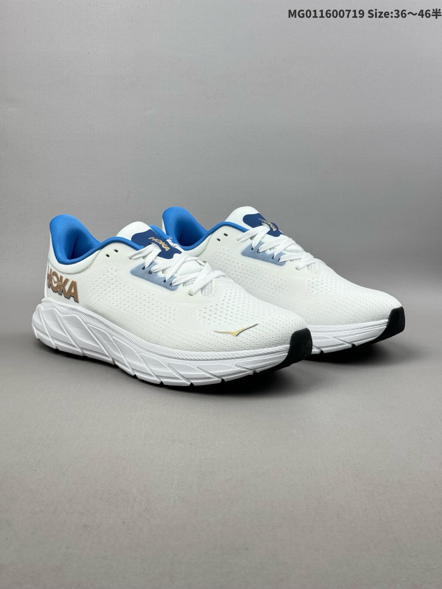 (36-45半) HOKA ONE ONE Arahi 7 阿瑞海7代 低帮 灰蓝色 舒适百搭防滑耐磨低帮休闲跑步鞋 始终致力于为所有跑者提供更新、更好的跑步装备.相比常规跑鞋,HOKA ONE ONE特别研发使用性能独特的几何形跑鞋中底,此种鞋底更厚、更高、回弹性也更好,除了卓越的缓冲性能,还能为各种阶段的跑者带来更具动感、更加稳定的跑步体验.HOKA One Oneb从设计之初就清楚意识到,要保证跑者步幅的均匀一致,双脚自然而然的运动至关重要.鞋采用Vibram橡胶大底,在湿滑和不平的地面上也能有出色表现,提供可靠的抓地力.轻量无缝鞋面搭配升级后的透气网纱,贴合足部,脚感柔软舒服,同时具有良好的透气性. 男货号:1147870-FTG ID:MG011600719 半