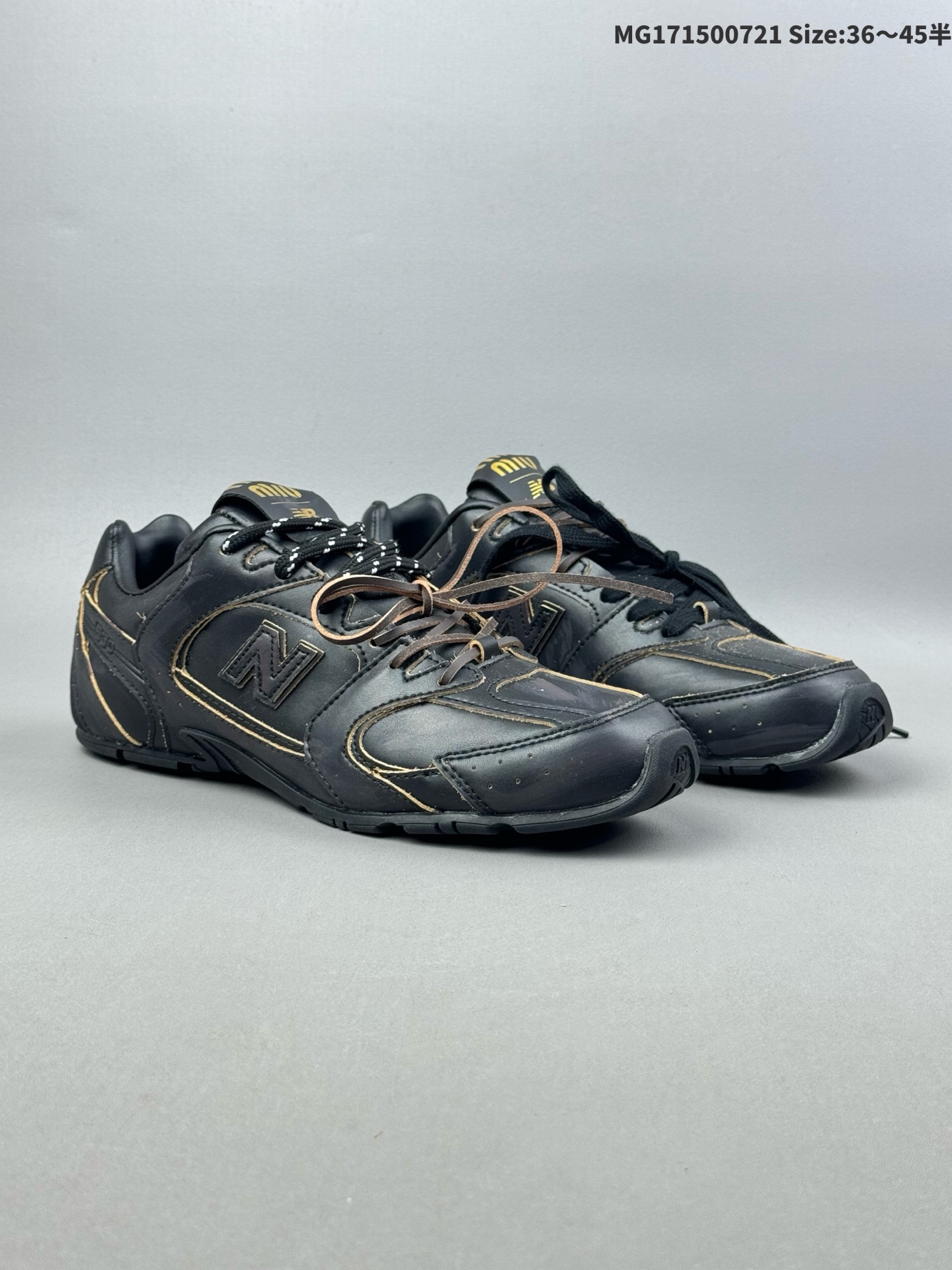 💰150（36-45半） ✅MiuMiu x New Balance 530 SL系列新百伦 缪缪 低帮经典复古休闲运动慢跑鞋 美拉德配色打造全新跨界合作 该运动鞋采用解构和轻盈的设计 带点彷旧日的布料包覆着 New Balance 530的轮廓 刻意磨损 不均匀的皮革色调 让波鞋多了不同的个性 这款联名鞋款配有双鞋带设计 营造出随性系起的感觉 尺码:36 37 37.5 38 38.5 39.5 40 40.5 41.5 42 42.5 43 44 45 ID:MG171500721 Size:36～45半