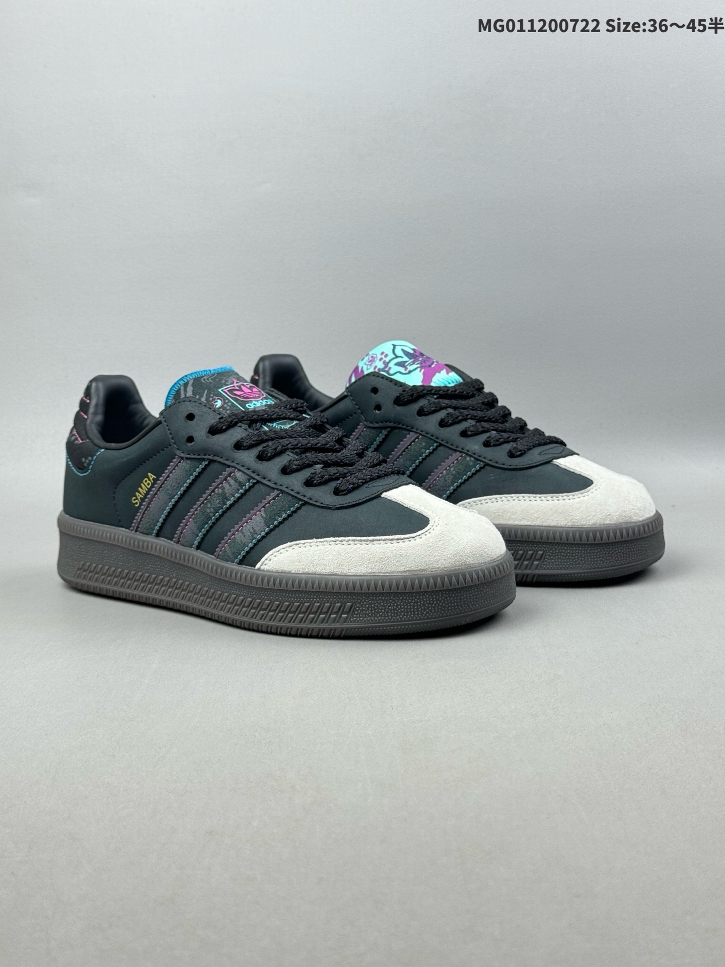 💰120(36-45半) FeiFei Ruan x Adidas Samba XLG 阮菲菲 x 阿迪达斯 低帮 联名黑色 桑巴舞加大厚底版系列德训风百搭松糕休闲运动板鞋 龙年,又是十二生肖中唯一的神兽,因此也备受重视。adidas Originals率先发布了他们的 “龙年大招”,携手插画艺术家阮菲菲带来龙年限定联名系列。这次可谓是量大管饱,超多新鞋简直挑花眼!鞋型方面涵盖Superstar、Samba、Countryf以及Rivalryd等耳熟能详的经典鞋款,时尚常青的鞋型适合多种风格的搭配。双方以国家非物质文化遗产「苗绣」的经典纹理图案中为灵感,以中国传统寓意纹理图案「鱼化龙」为主题进行设计,希冀在新的一年中打开生活新篇章,如鱼跃龙门,更上一层楼。服饰方面,本次Adidas Originals联手阮菲菲打造了运动套装、羊羔绒外套、毛衣等多款产品,并创作了多个系列专属图案,凸显龙年春节主题。 货号:ID1138 ID:MG011200722 Size:36~45半