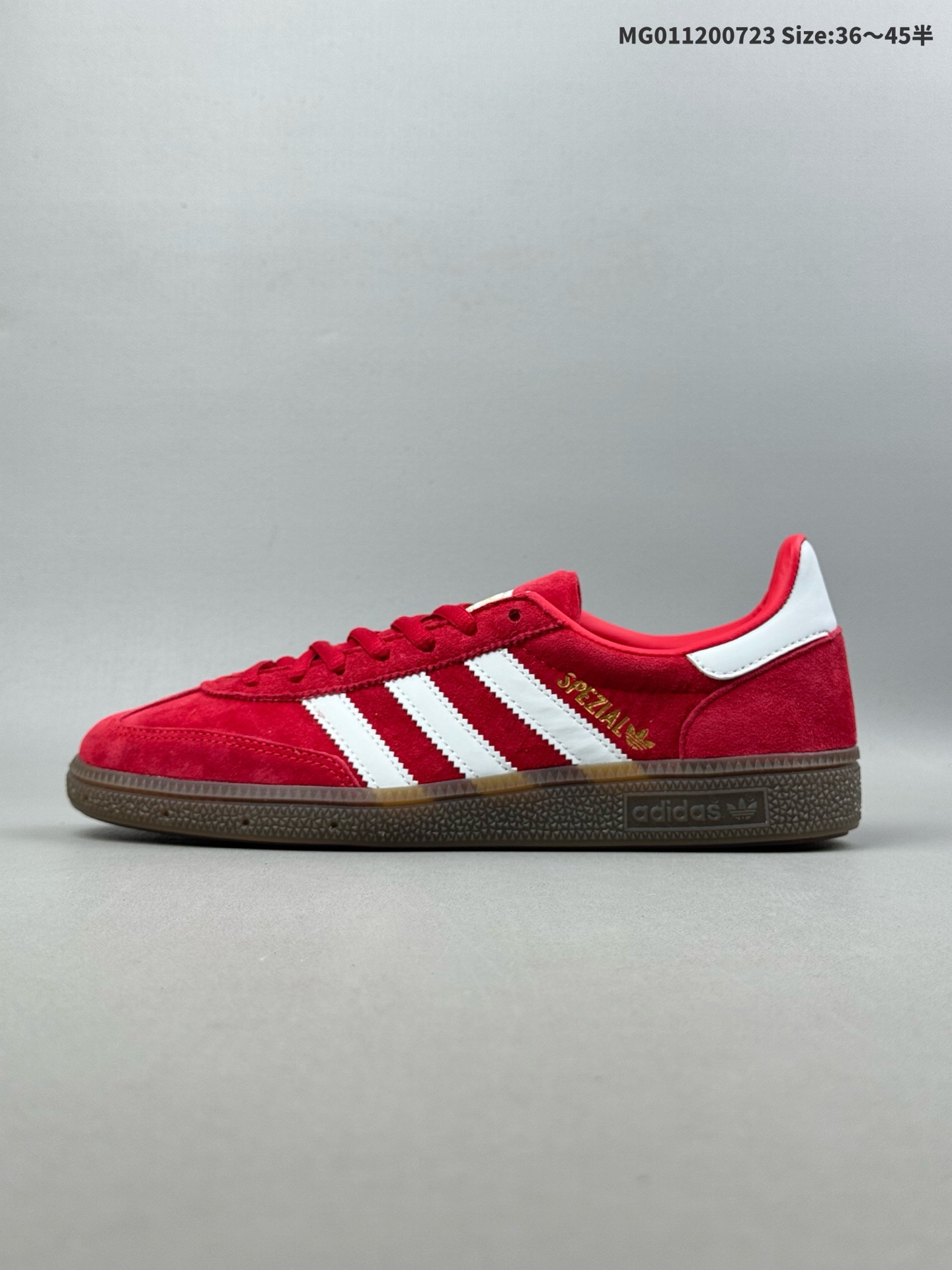 💰120（36-45半） Adidas originals Handball Spezial 阿迪达斯 低帮 红白 低邦板鞋男女同款 鞋身选用红色麂皮制作鞋身，附装饰鞋侧白色经典锯齿三条杠Logo，白色鞋尾等细节呈现。这款经典鞋，造型别致，采用绒面革鞋面，搭配节庆风格配色和四叶草标志，旨在庆祝圣帕特里克节。鞋款采用猪皮绒面革鞋面，皮革鞋舌，鞋舌和鞋跟缀复古adidaxs品牌标，Spezialb品牌标鞋垫，鞋跟领缀adidas字样， 深色生胶外底，是一款颜值很高的鞋子。货号：FV1227ID:MG011200723 Size:36～45半