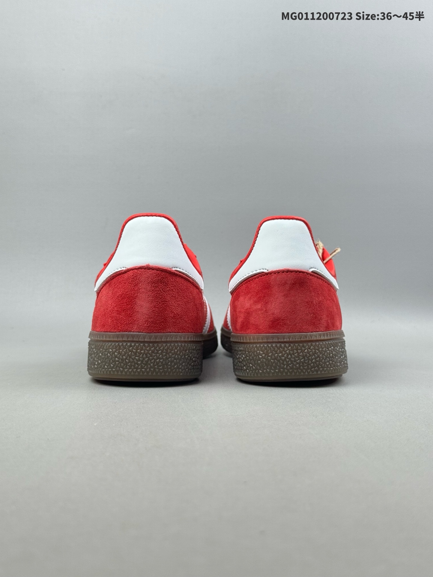 💰120（36-45半） Adidas originals Handball Spezial 阿迪达斯 低帮 红白 低邦板鞋男女同款 鞋身选用红色麂皮制作鞋身，附装饰鞋侧白色经典锯齿三条杠Logo，白色鞋尾等细节呈现。这款经典鞋，造型别致，采用绒面革鞋面，搭配节庆风格配色和四叶草标志，旨在庆祝圣帕特里克节。鞋款采用猪皮绒面革鞋面，皮革鞋舌，鞋舌和鞋跟缀复古adidaxs品牌标，Spezialb品牌标鞋垫，鞋跟领缀adidas字样， 深色生胶外底，是一款颜值很高的鞋子。货号：FV1227ID:MG011200723 Size:36～45半