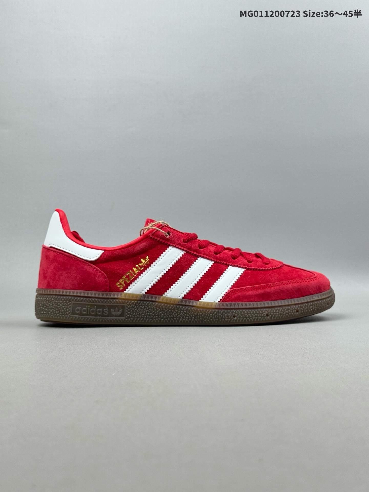 💰120（36-45半） Adidas originals Handball Spezial 阿迪达斯 低帮 红白 低邦板鞋男女同款 鞋身选用红色麂皮制作鞋身，附装饰鞋侧白色经典锯齿三条杠Logo，白色鞋尾等细节呈现。这款经典鞋，造型别致，采用绒面革鞋面，搭配节庆风格配色和四叶草标志，旨在庆祝圣帕特里克节。鞋款采用猪皮绒面革鞋面，皮革鞋舌，鞋舌和鞋跟缀复古adidaxs品牌标，Spezialb品牌标鞋垫，鞋跟领缀adidas字样， 深色生胶外底，是一款颜值很高的鞋子。货号：FV1227ID:MG011200723 Size:36～45半
