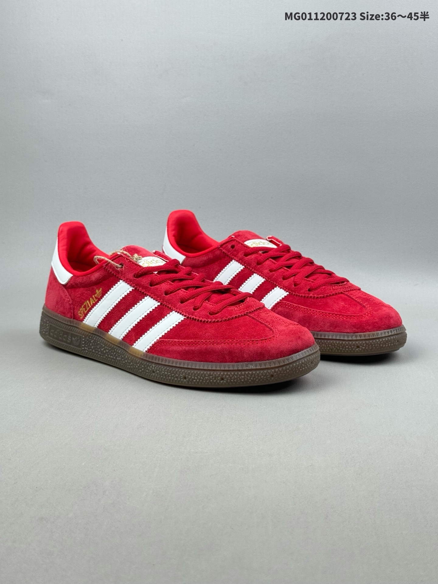 💰120（36-45半） Adidas originals Handball Spezial 阿迪达斯 低帮 红白 低邦板鞋男女同款 鞋身选用红色麂皮制作鞋身，附装饰鞋侧白色经典锯齿三条杠Logo，白色鞋尾等细节呈现。这款经典鞋，造型别致，采用绒面革鞋面，搭配节庆风格配色和四叶草标志，旨在庆祝圣帕特里克节。鞋款采用猪皮绒面革鞋面，皮革鞋舌，鞋舌和鞋跟缀复古adidaxs品牌标，Spezialb品牌标鞋垫，鞋跟领缀adidas字样， 深色生胶外底，是一款颜值很高的鞋子。货号：FV1227ID:MG011200723 Size:36～45半