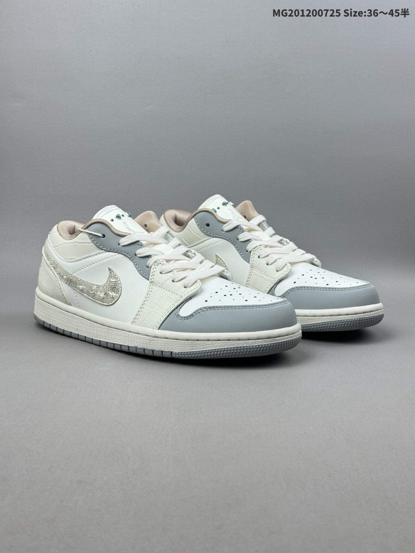 (36-45半) Air Jordan 1 Low "Soft Pearl" WMNS 低帮 浅珍珠白 AJ1 乔丹1代 aj1 乔1 低邦 浅烟灰色 乔丹篮球鞋系列 鞋身整体采用柔和的米白色皮革,搭配淡蓝色覆层,鞋身鳄鱼压纹质感,散发出低调而清新的气息;创新之处在于鞋侧Swoosh Logo标志上缀满了亮片与珍珠,为鞋款增添了奢华感;此外,鞋舌上镶嵌着绿松石般的铆钉,仿佛有些许摇滚的味道,Jumpxman Logo以奶白色刺绣呈现,鞋领内衬与后跟经典的Wings Logos标志则采用了同色调处理,浅粉色的加入使鞋款尽显优雅格调;最后以奶油色的中底搭配浅灰色橡胶外底完善整体设计收尾. 货号:IH7323-100 ID:MG201200725 半