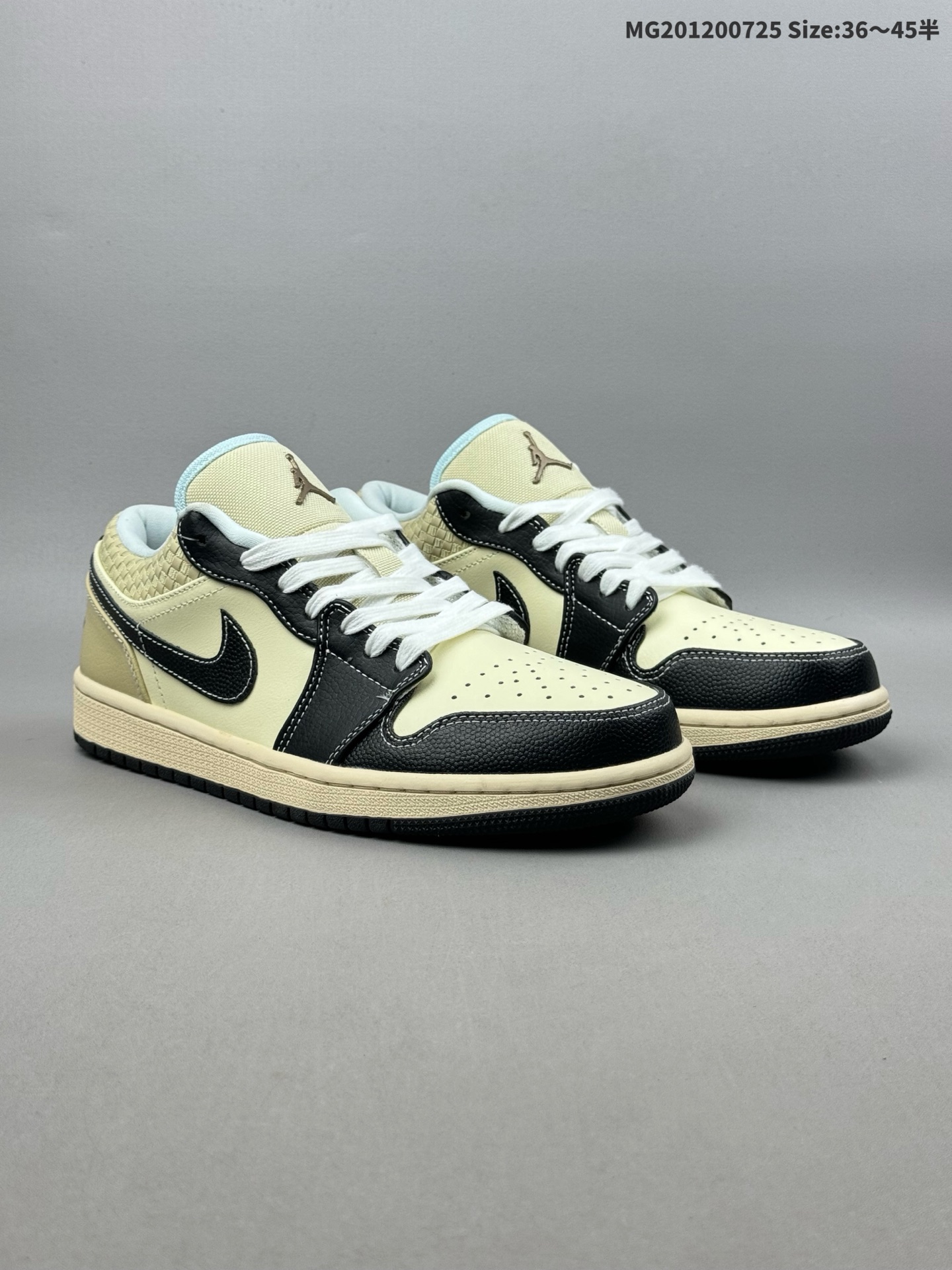 (36-45半)集合 Air Jordan 1 Low "Soft Pearl" WMNS 低帮 浅珍珠白 AJ1 乔丹1代 aj1 乔1 低邦 浅烟灰色 乔丹篮球鞋系列 鞋身整体采用柔和的米白色皮革,搭配淡蓝色覆层,鞋身鳄鱼压纹质感,散发出低调而清新的气息;创新之处在于鞋侧Swoosh Logo标志上缀满了亮片与珍珠,为鞋款增添了奢华感;此外,鞋舌上镶嵌着绿松石般的铆钉,仿佛有些许摇滚的味道,Jumpxman Logo以奶白色刺绣呈现,鞋领内衬与后跟经典的Wings Logos标志则采用了同色调处理,浅粉色的加入使鞋款尽显优雅格调;最后以奶油色的中底搭配浅灰色橡胶外底完善整体设计收尾. 货号:IH7323-100 ID:MG201200725 半
