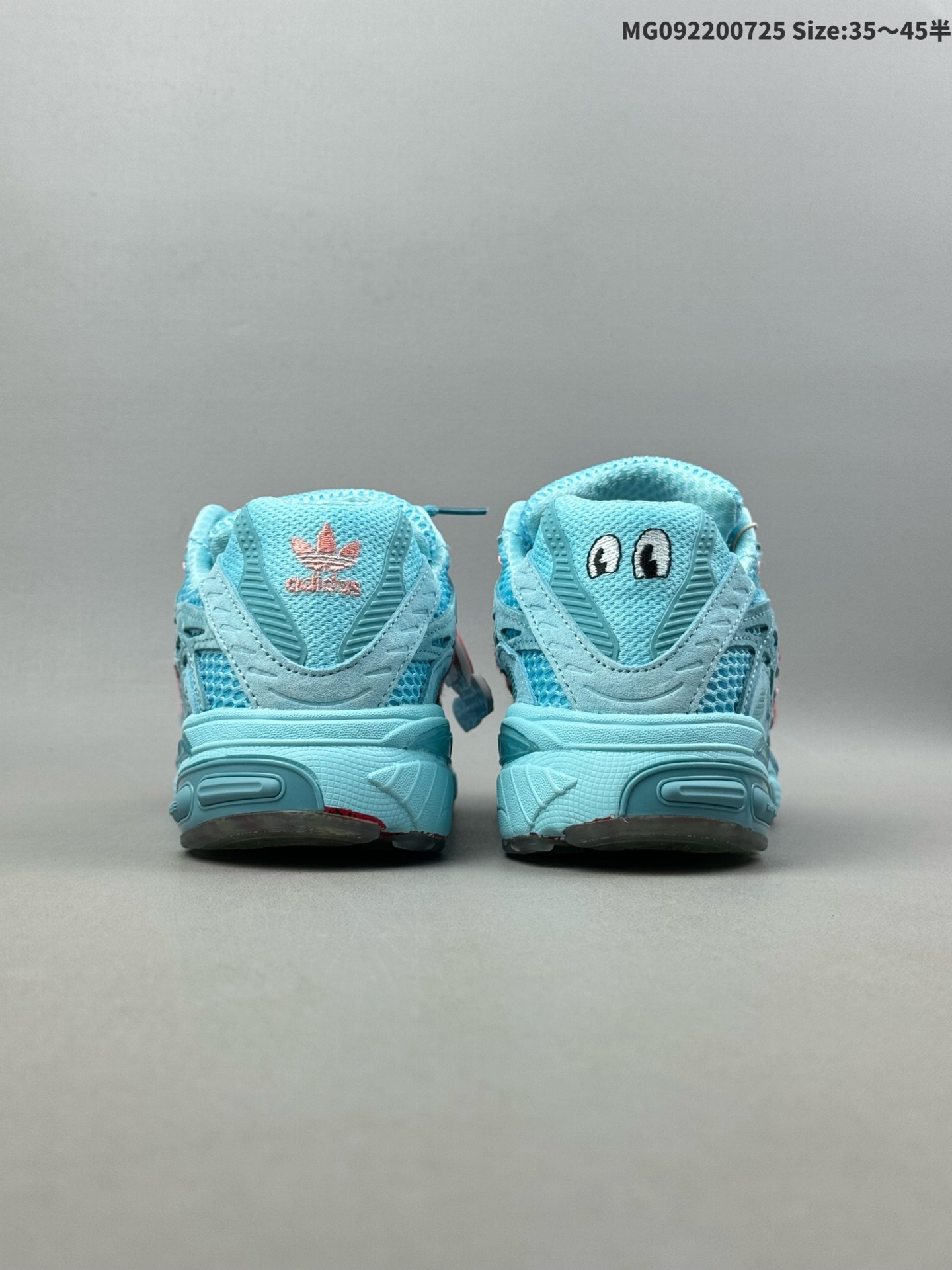 💰220（35.5-45半） UNheardof x Adidas Original Adistar Cushion 3 Pork Chop "Piggy Runners" 阿迪达斯 低帮 小猪队长联名 蓝粉 男女同款 时尚舒适防滑透气低邦休闲跑步鞋 今天要带大家深入了解的，便是来自辛辛那提的运动鞋店Unheardof与运动巨头阿迪达斯携手打造的联名；这款鞋的设计灵感极具地域文化特色，源于辛辛那提作为美国猪肉出口大市的深厚底蕴，以Unheardof的猪Logo为核心主题，和耐克SB那些经典的"粉猪""飞天猪"主题运动鞋一样，巧妙地将趣味元素融入到鞋款之中。从外观来看，鞋面以柔和的粉色作为主调，大量鲜艳的红色作为点缀，网眼、绒面革和皮革三种材质相互搭配，层次感满满。鞋舌与鞋跟上都印有可爱的猪图案，而半透明的外底之下，藏着更为精致的猪图案细节，每一处设计都彰显着独特的创意与巧思。 货号：JS2973 ID:MG092200725 Size:35～45半