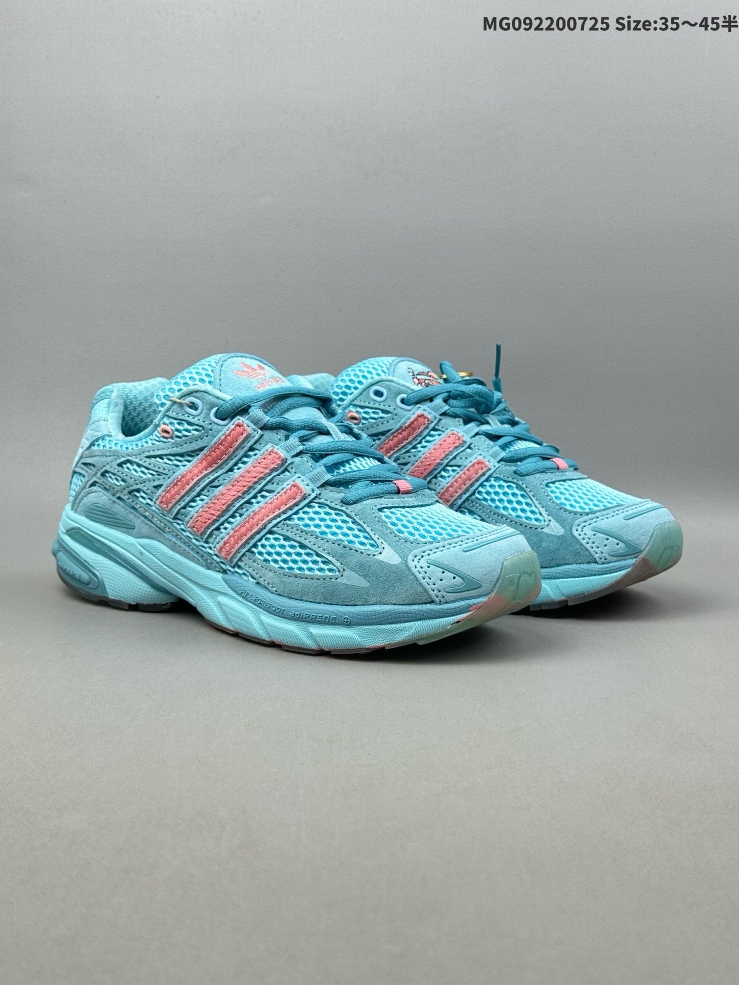 💰220（35.5-45半） UNheardof x Adidas Original Adistar Cushion 3 Pork Chop "Piggy Runners" 阿迪达斯 低帮 小猪队长联名 蓝粉 男女同款 时尚舒适防滑透气低邦休闲跑步鞋 今天要带大家深入了解的，便是来自辛辛那提的运动鞋店Unheardof与运动巨头阿迪达斯携手打造的联名；这款鞋的设计灵感极具地域文化特色，源于辛辛那提作为美国猪肉出口大市的深厚底蕴，以Unheardof的猪Logo为核心主题，和耐克SB那些经典的"粉猪""飞天猪"主题运动鞋一样，巧妙地将趣味元素融入到鞋款之中。从外观来看，鞋面以柔和的粉色作为主调，大量鲜艳的红色作为点缀，网眼、绒面革和皮革三种材质相互搭配，层次感满满。鞋舌与鞋跟上都印有可爱的猪图案，而半透明的外底之下，藏着更为精致的猪图案细节，每一处设计都彰显着独特的创意与巧思。 货号：JS2973 ID:MG092200725 Size:35～45半