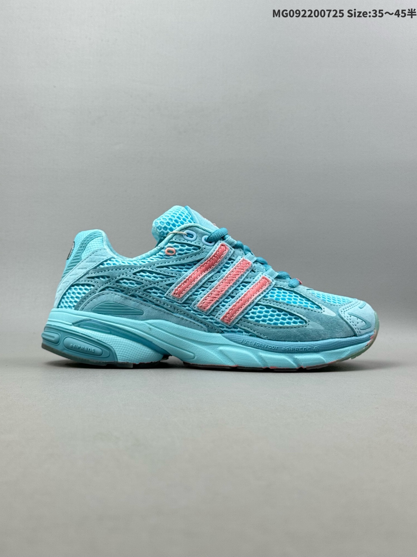 💰220（35.5-45半） UNheardof x Adidas Original Adistar Cushion 3 Pork Chop "Piggy Runners" 阿迪达斯 低帮 小猪队长联名 蓝粉 男女同款 时尚舒适防滑透气低邦休闲跑步鞋 今天要带大家深入了解的，便是来自辛辛那提的运动鞋店Unheardof与运动巨头阿迪达斯携手打造的联名；这款鞋的设计灵感极具地域文化特色，源于辛辛那提作为美国猪肉出口大市的深厚底蕴，以Unheardof的猪Logo为核心主题，和耐克SB那些经典的"粉猪""飞天猪"主题运动鞋一样，巧妙地将趣味元素融入到鞋款之中。从外观来看，鞋面以柔和的粉色作为主调，大量鲜艳的红色作为点缀，网眼、绒面革和皮革三种材质相互搭配，层次感满满。鞋舌与鞋跟上都印有可爱的猪图案，而半透明的外底之下，藏着更为精致的猪图案细节，每一处设计都彰显着独特的创意与巧思。 货号：JS2973 ID:MG092200725 Size:35～45半