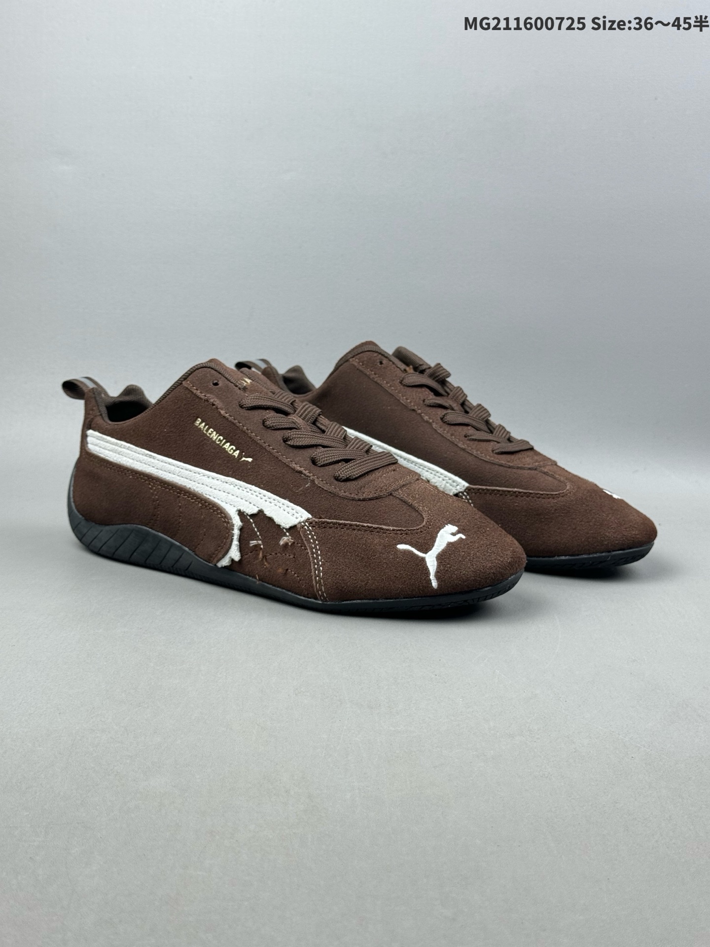 💰160（36-45半）巴黎世家联名款The Open Product x Puma Speedcat 极速赛车系列彪马低帮生活休闲鞋原装档案原数据纸版楦型 采用原厂固色翻毛皮鞋面材质 二次成型'猛帮'成型工艺  全球知名运动品牌PUMA宝马赛车系列，融合了宝马车队的标志性配色，以趣味十足又前卫复古的设计引领潮流，将赛道精神融入街头时尚，开启前卫竞速之旅。自1978年巴伐利亚车队走上世界舞台，宝马赛车就在全球汽车制造和赛车运动领域留下了浓墨重彩的一笔。全新的两款BMW MMS Roma与BMW MMS Speedboat鞋款，均从宝马车型中汲取灵感。以黑或白为底色，融入经典配色，主打前卫复古风。Roma鞋款的鞋侧以复古的流线造型，缀以宝马经典Logo，巧妙吸睛；而Speedcat鞋款以亮眼三色条纹元素缀以舒适鞋面，赋予了独特的个性美学，演绎赛车的无尽能量 货号：406519-05尺码：36 37 38 39 40 41 42 43 44 45ID:MG211600725 Size:36～45半