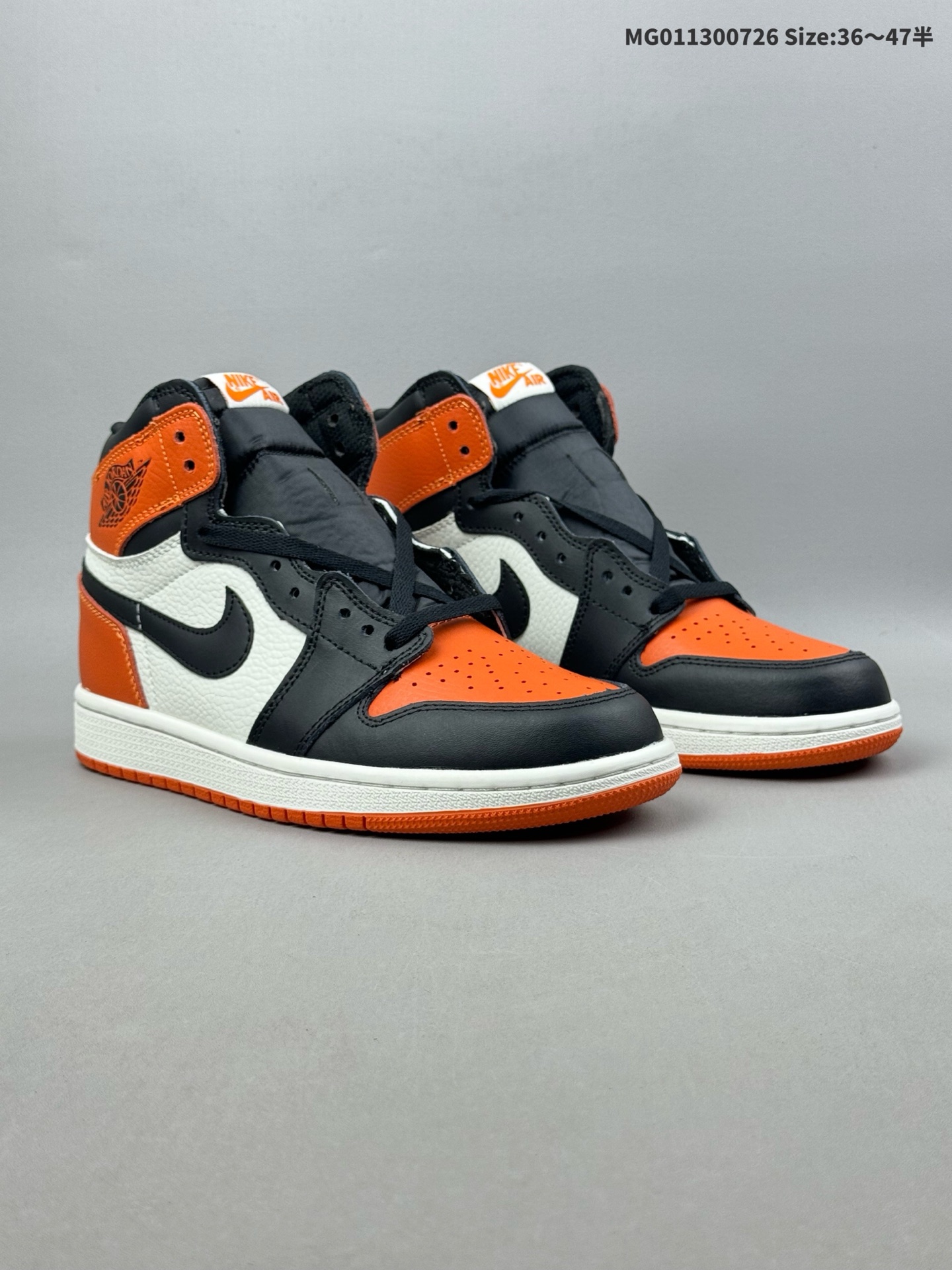 5半) Air Jordan 1 High OG "Shattered Backboard" 高帮 复刻扣碎篮板 AJ1 乔丹1代 aj1 乔1 高邦 复刻黑扣碎 乔丹篮球鞋系列 设计灵感来源于乔丹在1985年意大利的一场表演赛中的一次传奇扣篮.当时,乔丹身穿橙色、黑色和白色球衣的他在一场表演比赛中,以一记强力扣篮直接击碎了篮板玻璃,这一幕成为了篮球史上的经典瞬间.而鞋款的配色灵感就汲取自MJ当时身着的Stefanel Trieste球衣,采用橙、黑、白三色配色设计,还原MJ球衣的色调,橙色尤为突出,又有富有质感的皮革鞋面,而橙色包围鞋头和后跟营造了亮眼的“扣碎篮板”主题,象征着乔丹那记震撼人心的扣篮.基于这个配色方案,扣碎篮板也发展出了后续的多个版本,但这一次回归的,也是人气最高的初代「扣碎篮板1.0」.鞋身两侧Swooxsh Logo采用黑色点缀,鞋舌上Nike Swoosh Logo辅以橙色刺绣呈现,鞋帮侧身处Wings Logox则以黑色压印妆点,鞋垫、鞋盒则更具细节,鞋盒在原版的基础上,加入了"扣碎"的玻璃裂痕,迎合了主题,带来更为丰富的故事性. 货号;DZ5485-008 ID:MG011300726 半