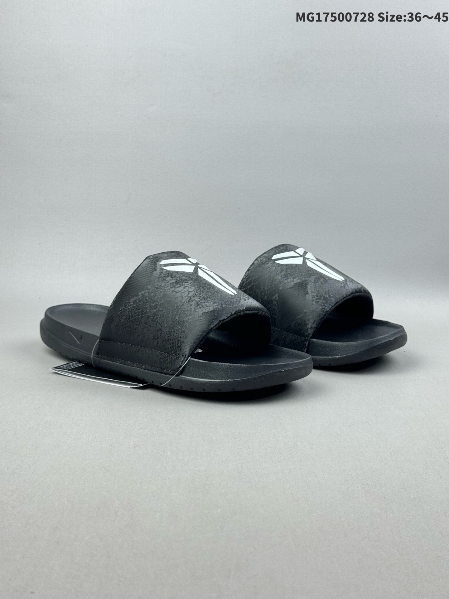 ) Nike Kobe Offcourt Slide 耐克 科比 黑白色 道奇专属配色休闲拖鞋 舒适百搭防滑一字拖鞋 道奇队标志性的黑色为主色调,鞋面上凸起且醒目的白色科比标志,彰显着独特韵味.采用黑色蛇皮纹理绑带,以此向科比致敬,呼应科比黑曼巴绰号. 货号:IF2870-100 ID:MG17500728