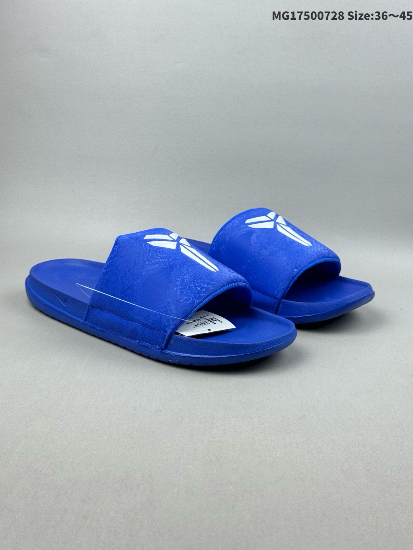 )集合 Nike Kobe Offcourt Slide 耐克 科比 黑白色 道奇专属配色休闲拖鞋 舒适百搭防滑一字拖鞋 道奇队标志性的黑色为主色调,鞋面上凸起且醒目的白色科比标志,彰显着独特韵味.采用黑色蛇皮纹理绑带,以此向科比致敬,呼应科比黑曼巴绰号. 货号:IF2870-100 ID:MG17500728