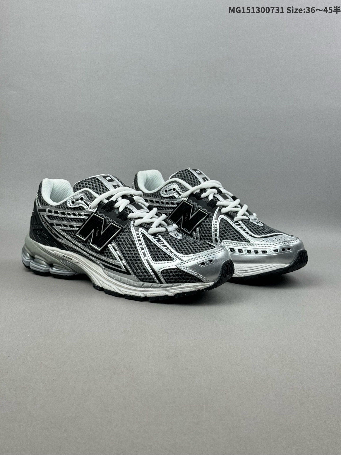 (36-45半) JUNYA WATANABE x New Balance NB 1906R 新百伦联名款舒适百搭防滑低帮生活休闲鞋乐福鞋 Junya Watanabe 和 New Balance 再次联手,推出了全新的合作款——1906 Loafer.这款跨越运动鞋与皮鞋界限的设计.设计将 New Balance 1906R 的技术与经典皮革便鞋的风格完美融合.厚实的鞋底与精致的漆皮鞋面,不仅保留了运动鞋的舒适感,还能轻松驾驭休闲与正式造型.一位国外鞋友对此鞋的评价颇具趣味:“这是开完重要会议后,立马开始 5K 长跑的理想鞋款.” 货号:U1906RCG ID:MG151300731 半