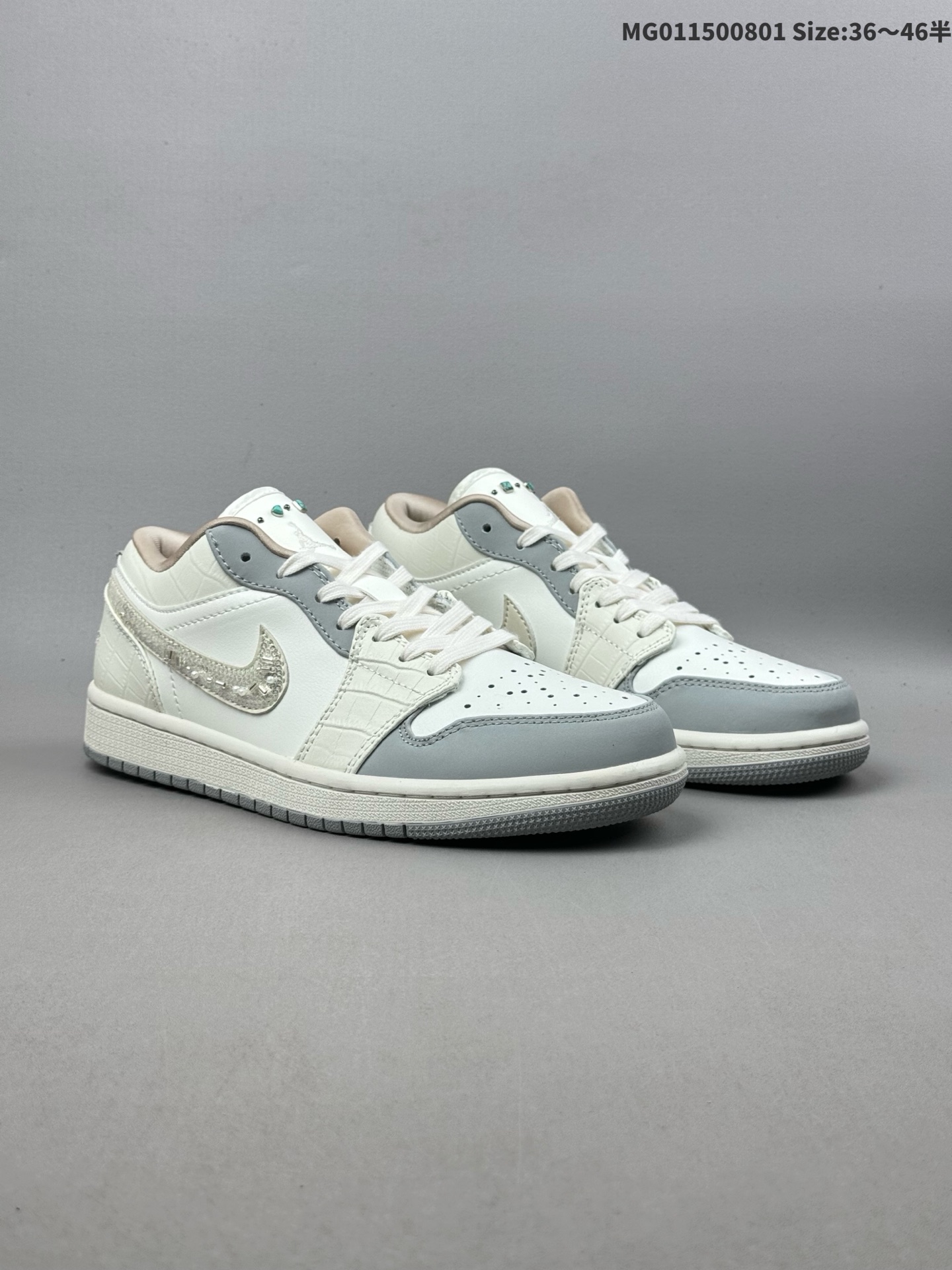 (36-46半) Air Jordan 1 Low "Soft Pearl" WMNS 低帮 浅珍珠白 AJ1 乔丹1代 aj1 乔1 低邦 浅烟灰色 乔丹篮球鞋系列 鞋身整体采用柔和的米白色皮革,搭配淡蓝色覆层,鞋身鳄鱼压纹质感,散发出低调而清新的气息;创新之处在于鞋侧Swoosh Logo标志上缀满了亮片与珍珠,为鞋款增添了奢华感;此外,鞋舌上镶嵌着绿松石般的铆钉,仿佛有些许摇滚的味道,Jumpwman Logo以奶白色刺绣呈现,鞋领内衬与后跟经典的Wings Logos标志则采用了同色调处理,浅粉色的加入使鞋款尽显优雅格调;最后以奶油色的中底搭配浅灰色橡胶外底完善整体设计收尾. 货号:IH7323-100 ID:MG011500801 半