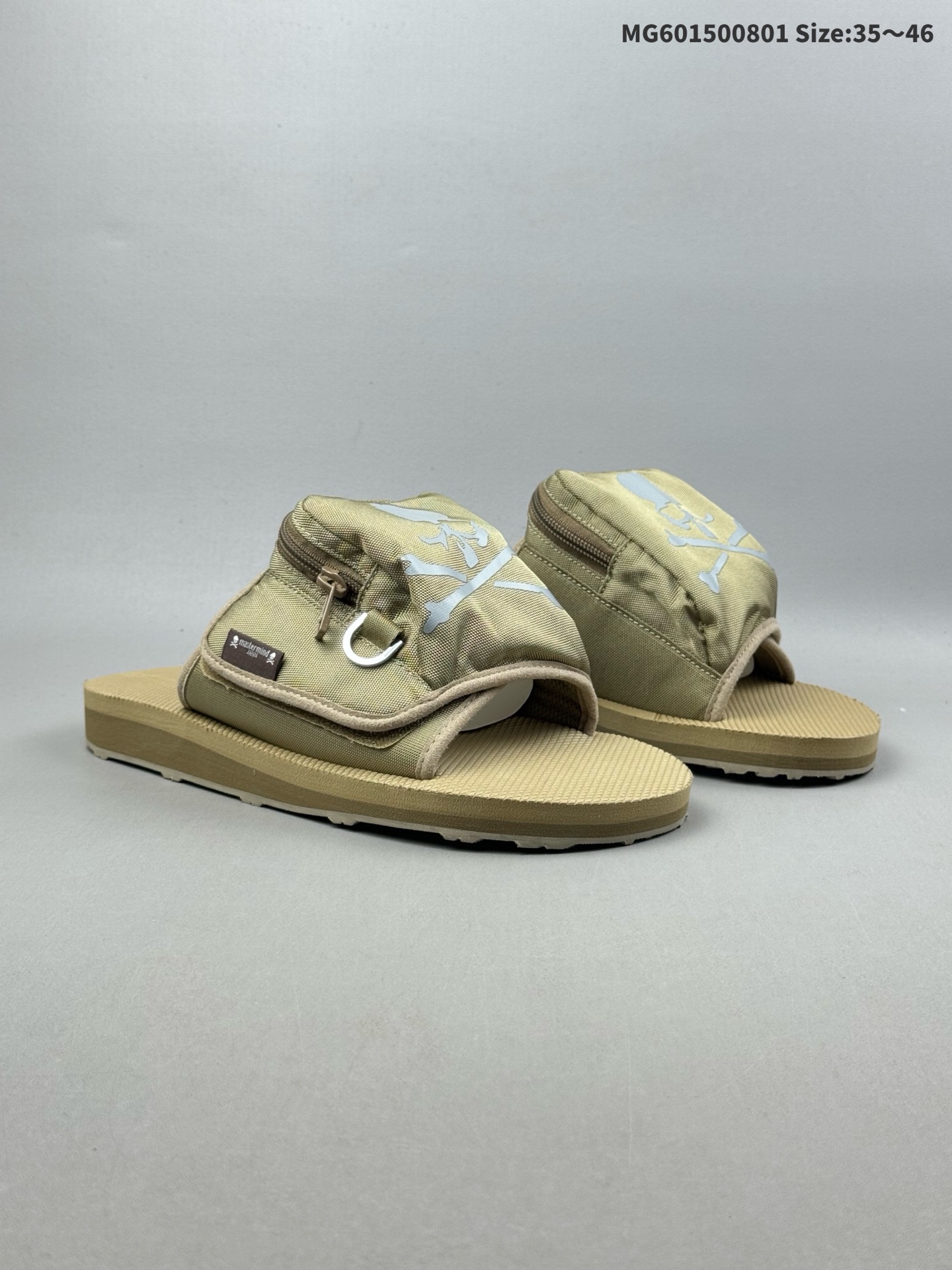 💰150(35-46)
Suicoke 舒适简约 橡胶底 防滑防磨一字拖鞋采用魔术贴鞋面,可调节设计提供了舒适度。鞋面安排有 3M 反光 mastermind JAPAN 骷髅图案,彰显联名身份。大口袋设计增加了存储空间和视觉冲击力。最后搭载有 SUICOKE 一贯的 Vibram 外底收尾,增强耐用性同时保证脚感。
ID:MG601500801 Size:35~46