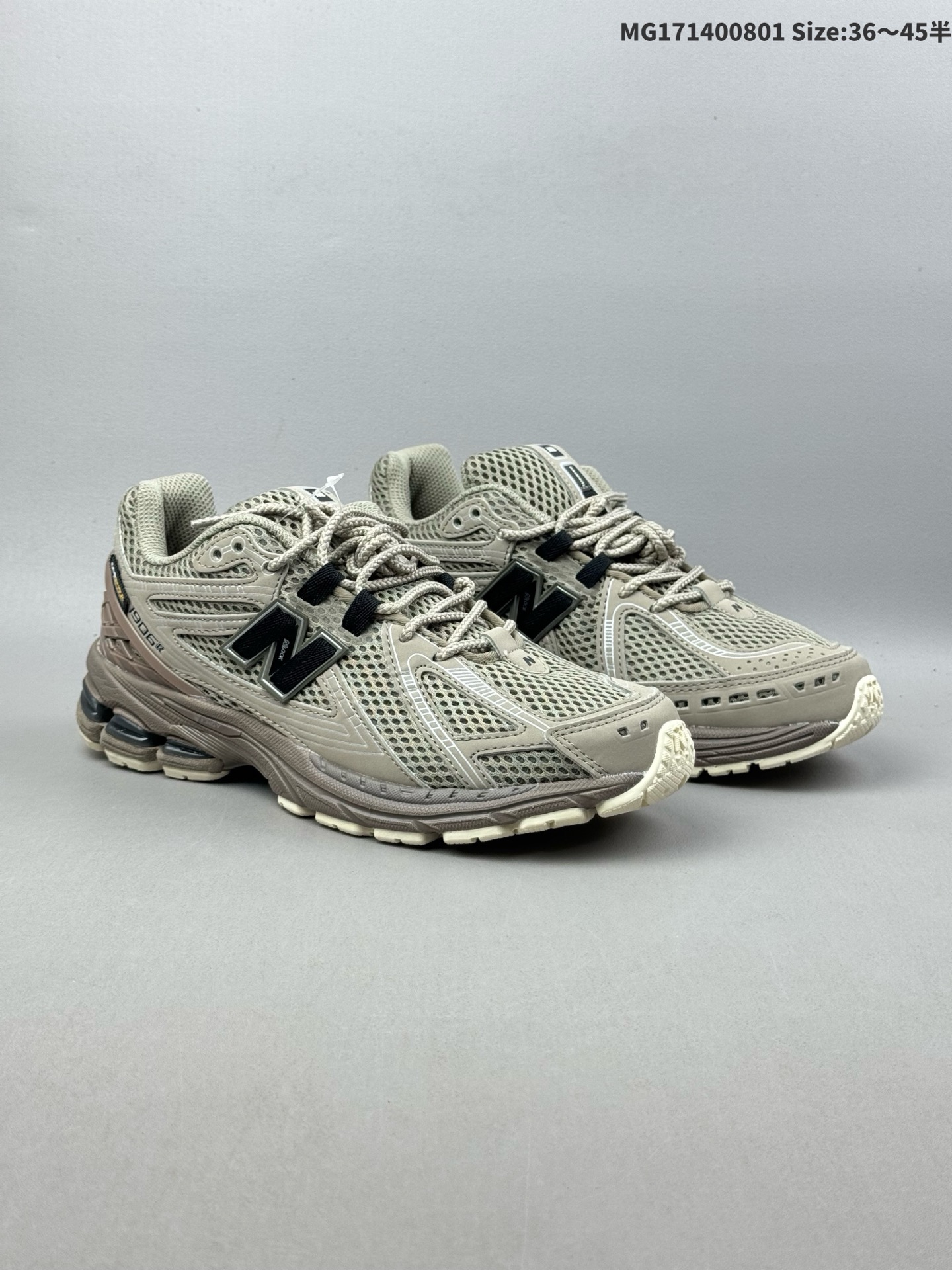 (36-45半) JUNYA WATANABE x New Balance NB 1906R 新百伦联名款舒适百搭防滑低帮生活休闲鞋乐福鞋 Junya Watanabe 和 New Balance 再次联手,推出了全新的合作款——1906 Loafer.这款跨越运动鞋与皮鞋界限的设计.设计将 New Balance 1906R 的技术与经典皮革便鞋的风格完美融合.厚实的鞋底与精致的漆皮鞋面,不仅保留了运动鞋的舒适感,还能轻松驾驭休闲与正式造型.一位国外鞋友对此鞋的评价颇具趣味:“这是开完重要会议后,立马开始 5K 长跑的理想鞋款.” 货号:U1906ROB ID:MG171400801 半