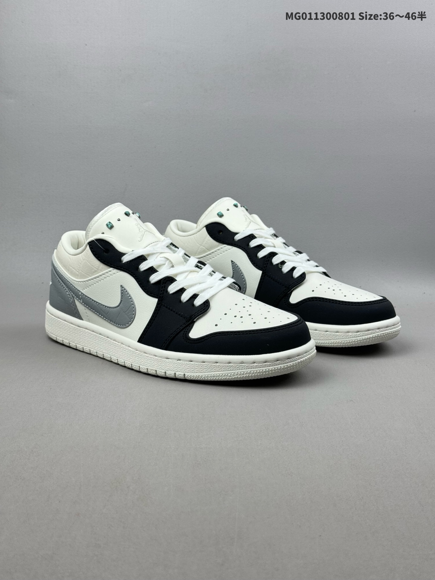 (36-46半) Air Jordan 1 Low "Soft Pearl" 低帮 白灰黑 AJ1 乔丹1代 aj1 乔1 低邦 白灰黑 乔丹篮球鞋系列 鞋身整体采用柔和的米白色皮革打造,搭配黑色覆层,后跟处和鞋口处鳄鱼压纹质感,散发出低调而清新的气息;鞋身两侧Swoosh Logo及后部采用灰色点缀,为鞋款增添了奢华感 鞋子的内衬也换成了柔软的皮革,此外,鞋舌上镶嵌着绿松石般的铆钉,仿佛有些许摇滚的味道,Jumpxman Logo以奶白色刺绣呈现,后跟经典的Wings Logos标志则采用了同色调处理,奶白色的加入使鞋款尽显优雅格调;最后以奶白色的中底搭配同色橡胶外底完善整体设计收尾. 货号:IO2242-101 ID:MG011300801 半