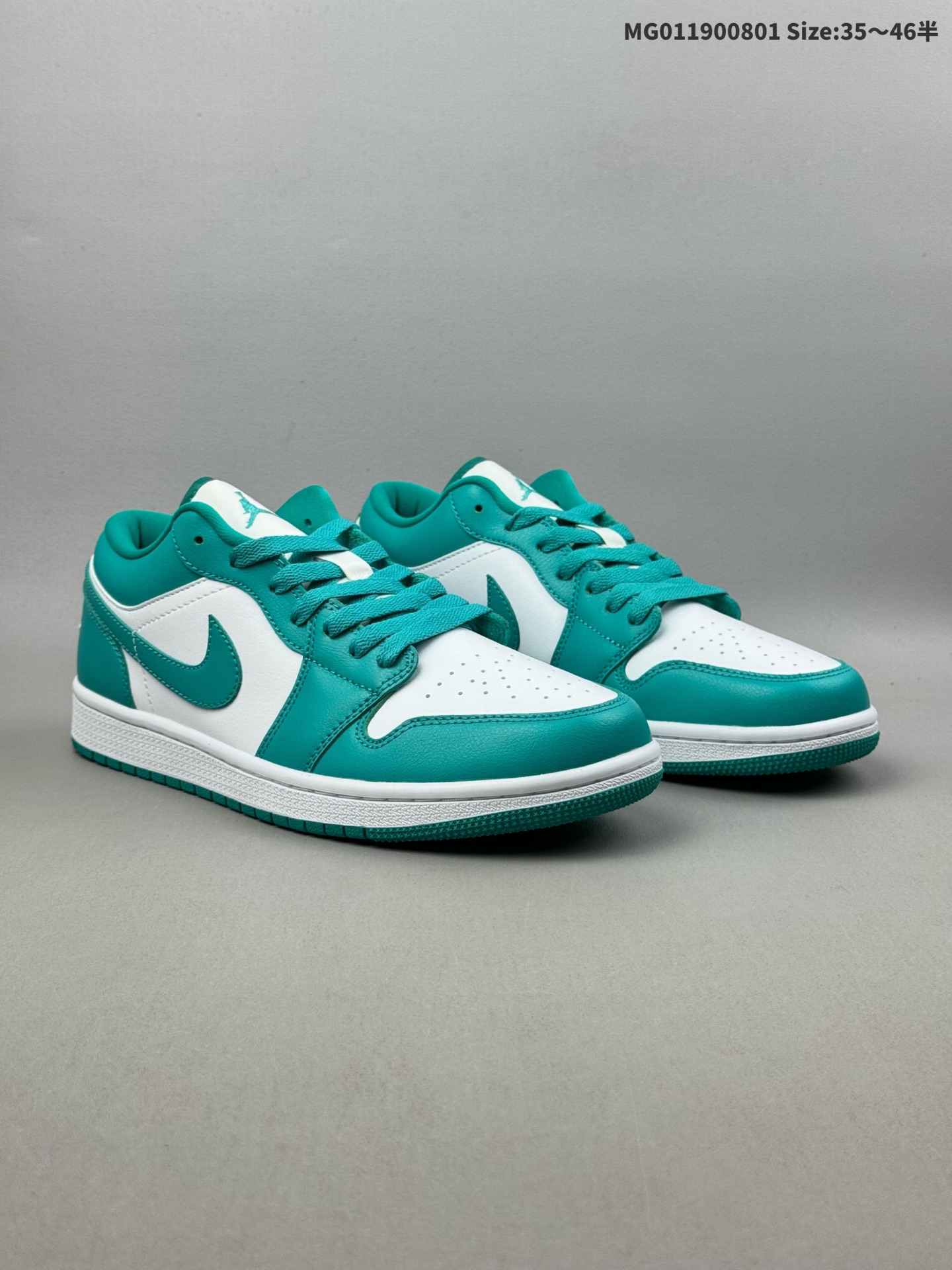 💰200（35.5-46半） Air Jordan 1 Low 低帮 绿松石 AJ1 乔丹1代 aj1 乔1 低邦 白绿松石 乔丹篮球鞋系列 鞋款整体以白绿配色为设计方案，鞋身采用白色皮革打造，搭配绿松石色框架覆盖层，鞋身两侧Swoosh Logo、鞋带、内衬和鞋舌Jumpxman Logo均采用绿松石色点缀，给人带来独特的视觉盛宴的同时，更是感受到夏日活力；后跟Wings Logo辅以白色刺绣呈现，最后以白色中底搭配绿色橡胶外底完善z整体设计收尾。 货号：DC0774-132 尺码：35.5 36 36.5 37.5 38 38.5 39 40 40.5 41 42 42.5 43 44 44.5 45 46 ID:MG011900801 Size:35～46半