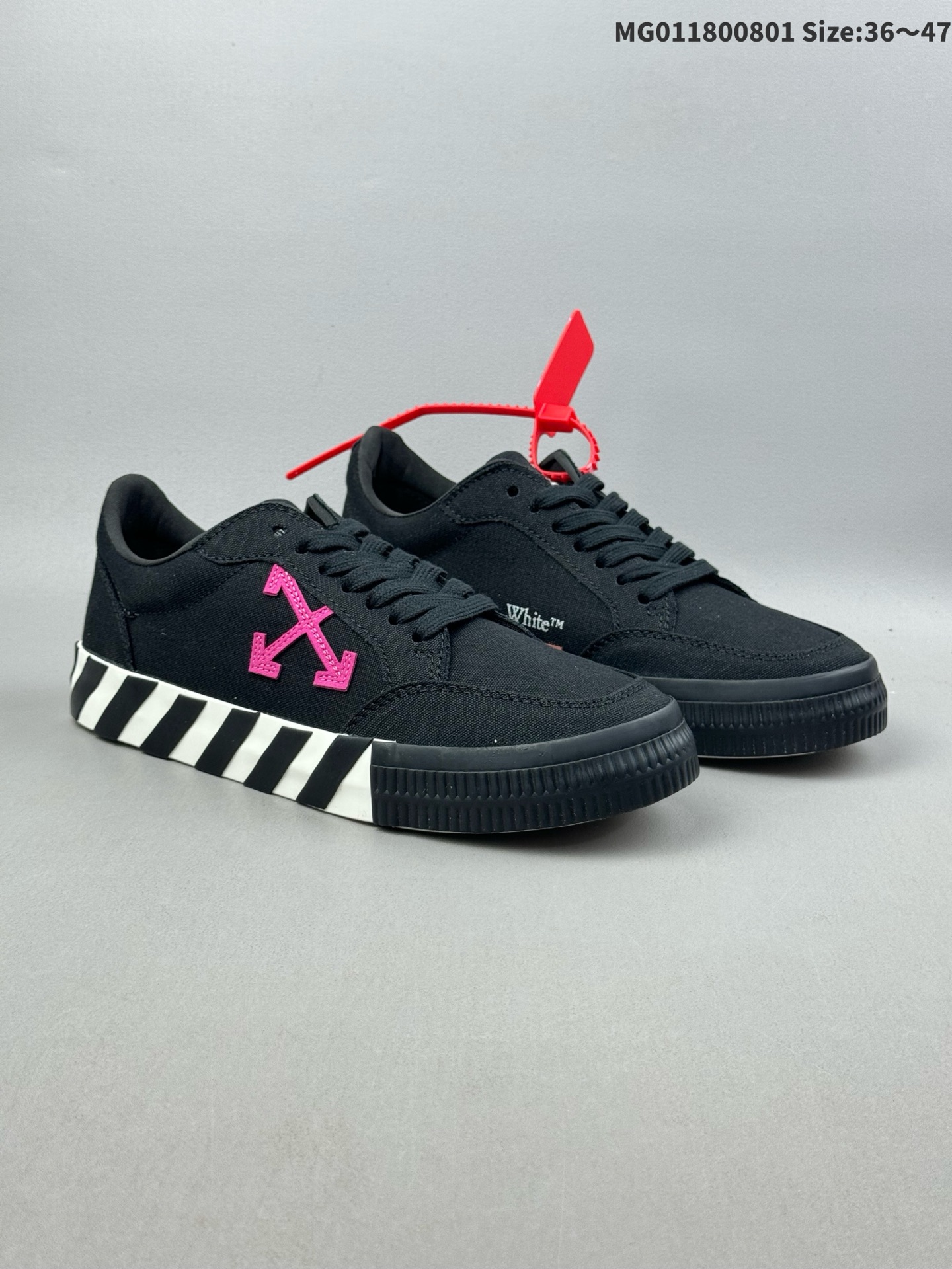 💰180(36-47) Off-White c/o Virgil Abloh Vulc Low Top 箭头低帮硫化帆布板鞋黑白 Off-White 近日才发布其春夏新款鞋履,紧跟着就推出全新秋冬鞋款。此番带来的是一系列“ Off-Court ”运动鞋,其中除了基础的黑、白色 Vulc Low-Top 还有一双充满街头韵味的棋盘格元素,亮点其实在鞋内侧的橙色瓶贴以及鞋带头的橙色细节处理。该品牌标志性的箭头标志,防盗扣和鞋带的设计以及鞋后跟的字样也极具“THE TEN”系列的影子。 尺码:36 37 38 39 40 41 42 43 44 45 46 47 ID:MG011800801 Size:36~47