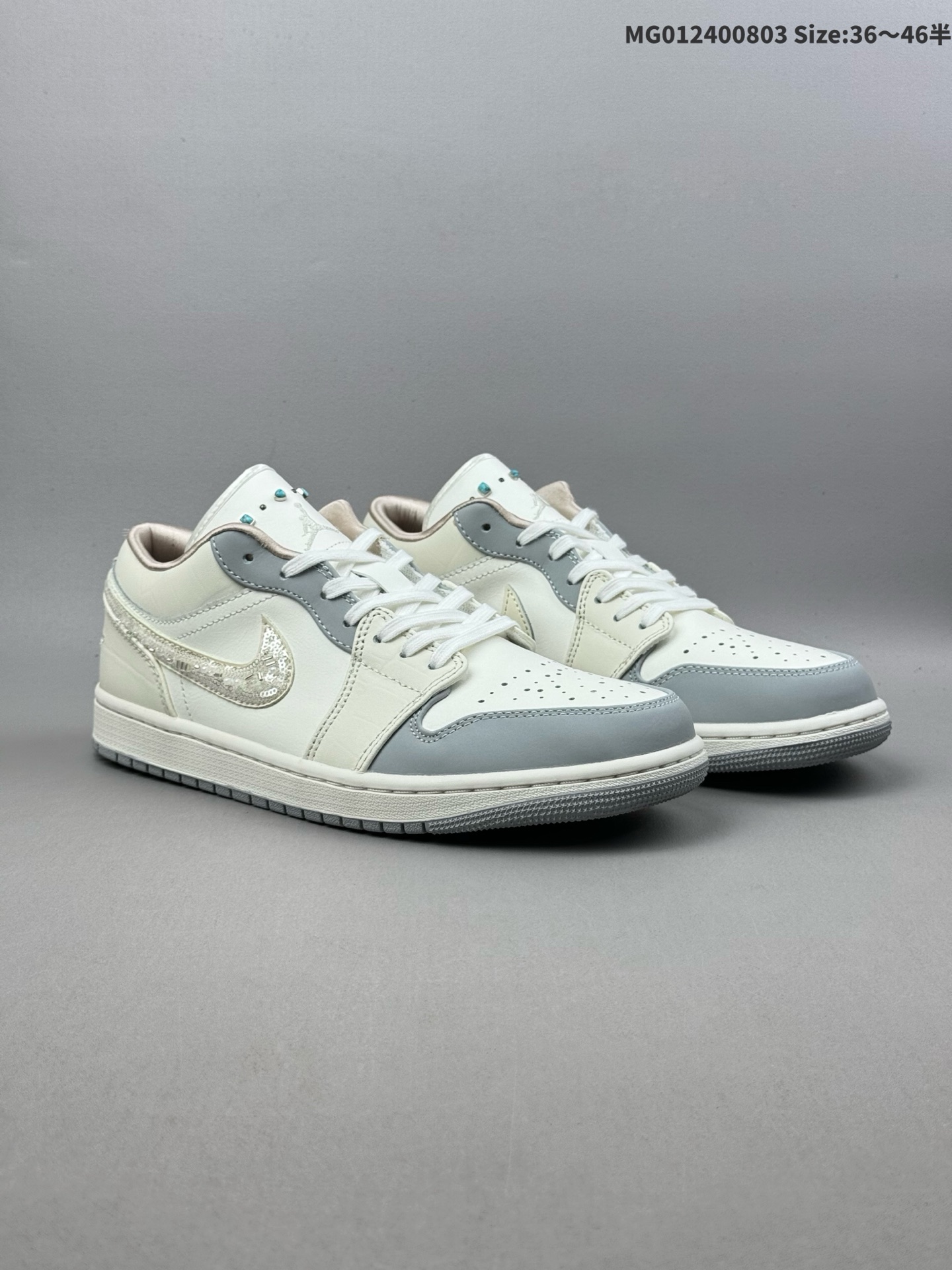 (36-46半) Air Jordan 1 Low "Soft Pearl" WMNS 低帮 浅珍珠白 AJ1 乔丹1代 aj1 乔1 低邦 浅烟灰色 乔丹篮球鞋系列 鞋身整体采用柔和的米白色皮革,搭配淡蓝色覆层,鞋身鳄鱼压纹质感,散发出低调而清新的气息;创新之处在于鞋侧Swoosh Logo标志上缀满了亮片与珍珠,为鞋款增添了奢华感;此外,鞋舌上镶嵌着绿松石般的铆钉,仿佛有些许摇滚的味道,Jumpman Logo以奶白色刺绣呈现,鞋领内衬与后跟经典的Wings Logo标志则采用了同色调处理,浅粉色的加入使鞋款尽显优雅格调;最后以奶油色的中底搭配浅灰色橡胶外底完善整体设计收尾. 货号:IH7323-100 ID:MG012400803 半