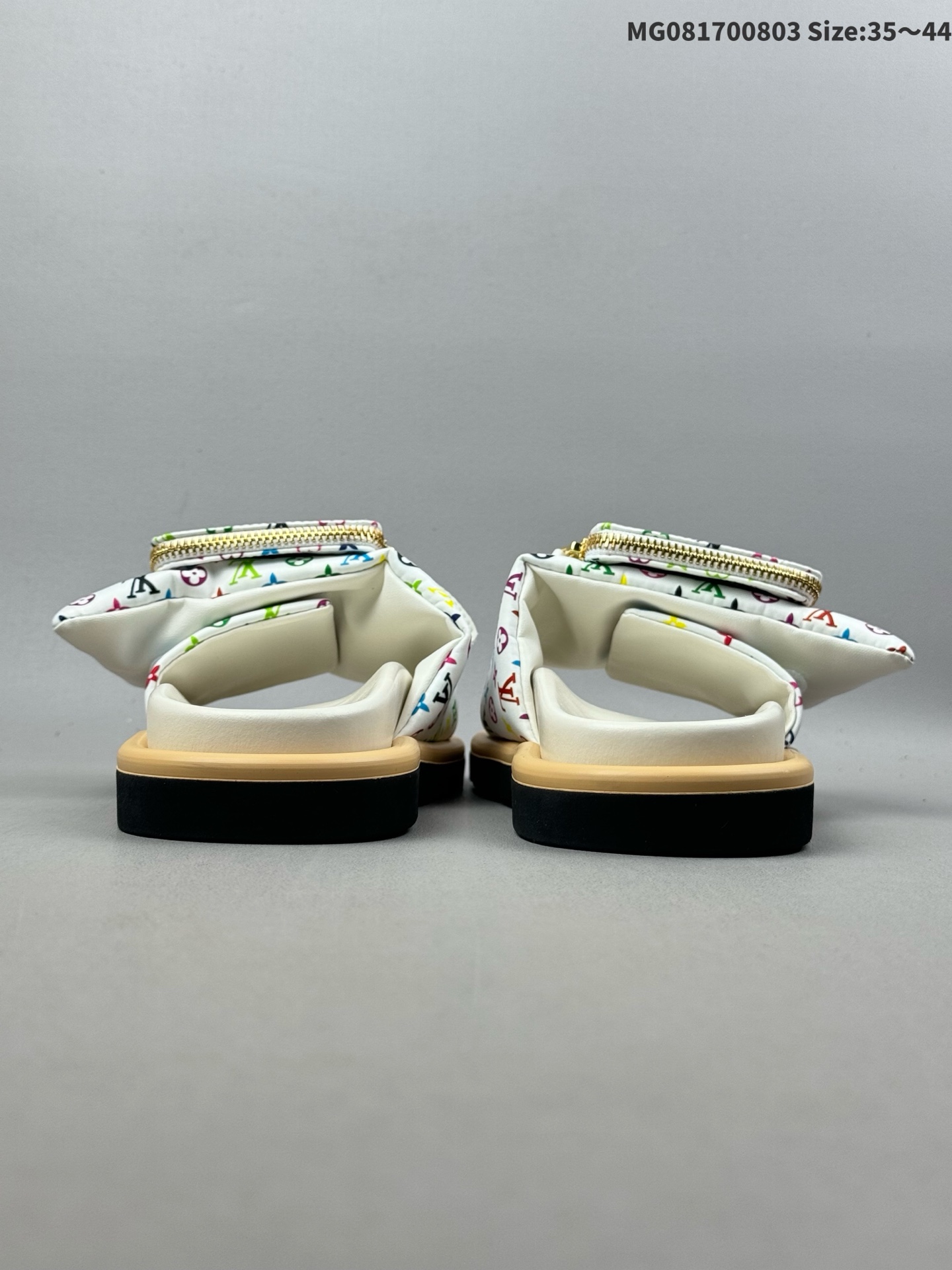 💰170（35-44） X1 驴家 东莞顶级版本 原版一比一开发 Lv Miami Damier 15配色版本 圆头一字拖鞋系列 驴家 Louis Vuitton Oasis 经典系列2024最新经典款拖鞋款式牛仔布 经典压花系列传承Trainer设计 今年绝比小爆款系列 高端零售可主推款。 原版一比一开发 专柜正品以发售 平台开始预售已上架，Zp10000+ 总计18个配色 已出货 大家放心选购 品质超赞👍 全鞋全真牛皮 私模独立开发原大底 市场独家 压花工艺 水洗牛仔和原版几乎接近一致 全套专柜一致包装。 ⚠️相册款式名称查询：Lv拖鞋白色 ID:MG081700803 Size:35～44