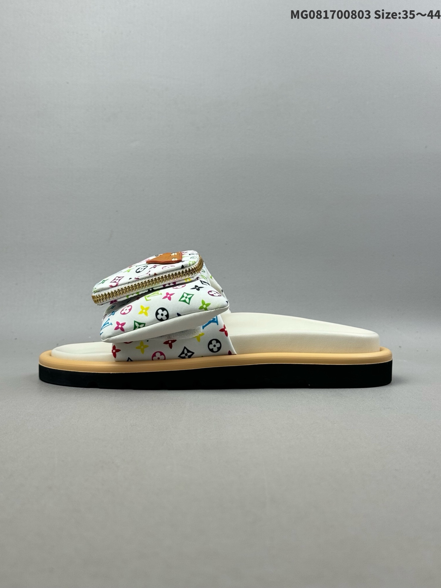 💰170（35-44） X1 驴家 东莞顶级版本 原版一比一开发 Lv Miami Damier 15配色版本 圆头一字拖鞋系列 驴家 Louis Vuitton Oasis 经典系列2024最新经典款拖鞋款式牛仔布 经典压花系列传承Trainer设计 今年绝比小爆款系列 高端零售可主推款。 原版一比一开发 专柜正品以发售 平台开始预售已上架，Zp10000+ 总计18个配色 已出货 大家放心选购 品质超赞👍 全鞋全真牛皮 私模独立开发原大底 市场独家 压花工艺 水洗牛仔和原版几乎接近一致 全套专柜一致包装。 ⚠️相册款式名称查询：Lv拖鞋白色 ID:MG081700803 Size:35～44