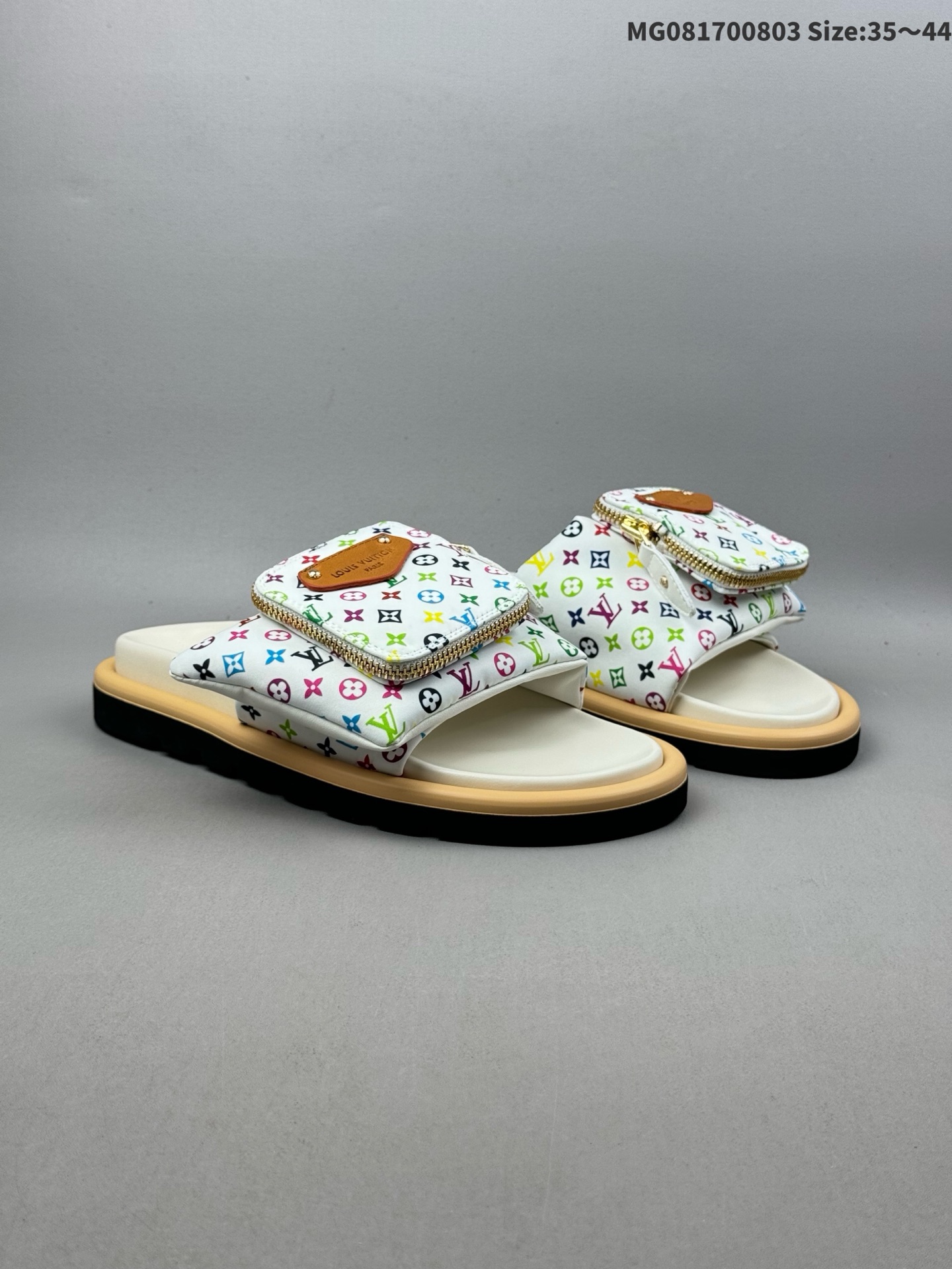💰170（35-44） X1 驴家 东莞顶级版本 原版一比一开发 Lv Miami Damier 15配色版本 圆头一字拖鞋系列 驴家 Louis Vuitton Oasis 经典系列2024最新经典款拖鞋款式牛仔布 经典压花系列传承Trainer设计 今年绝比小爆款系列 高端零售可主推款。 原版一比一开发 专柜正品以发售 平台开始预售已上架，Zp10000+ 总计18个配色 已出货 大家放心选购 品质超赞👍 全鞋全真牛皮 私模独立开发原大底 市场独家 压花工艺 水洗牛仔和原版几乎接近一致 全套专柜一致包装。 ⚠️相册款式名称查询：Lv拖鞋白色 ID:MG081700803 Size:35～44
