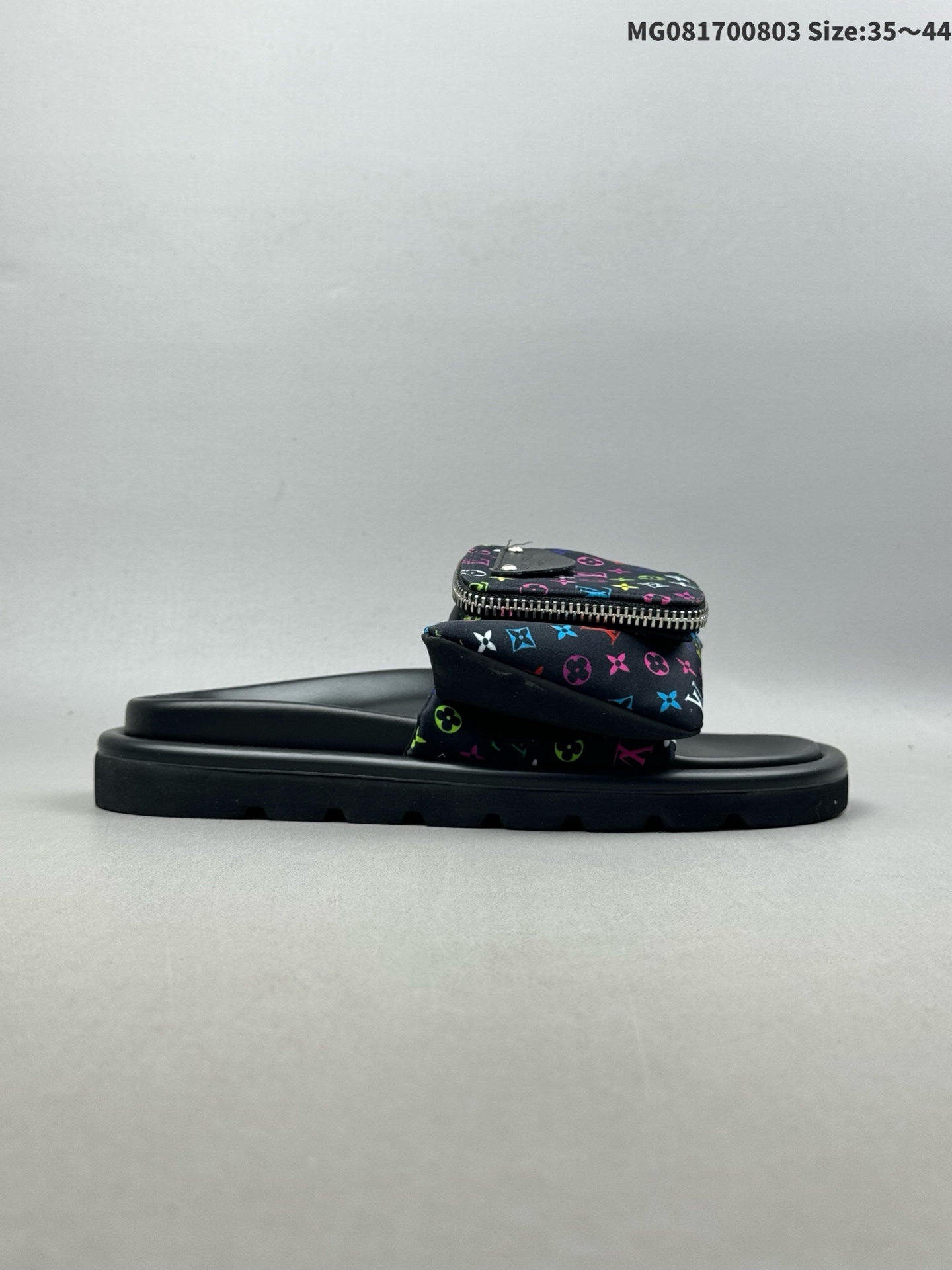 💰170（35-44）集合 X1 驴家 东莞顶级版本 原版一比一开发 Lv Miami Damier 15配色版本 圆头一字拖鞋系列 驴家 Louis Vuitton Oasis 经典系列2024最新经典款拖鞋款式牛仔布 经典压花系列传承Trainer设计 今年绝比小爆款系列 高端零售可主推款。 原版一比一开发 专柜正品以发售 平台开始预售已上架，Zp10000+ 总计18个配色 已出货 大家放心选购 品质超赞👍 全鞋全真牛皮 私模独立开发原大底 市场独家 压花工艺 水洗牛仔和原版几乎接近一致 全套专柜一致包装。 ⚠️相册款式名称查询：Lv拖鞋白色 ID:MG081700803 Size:35～44