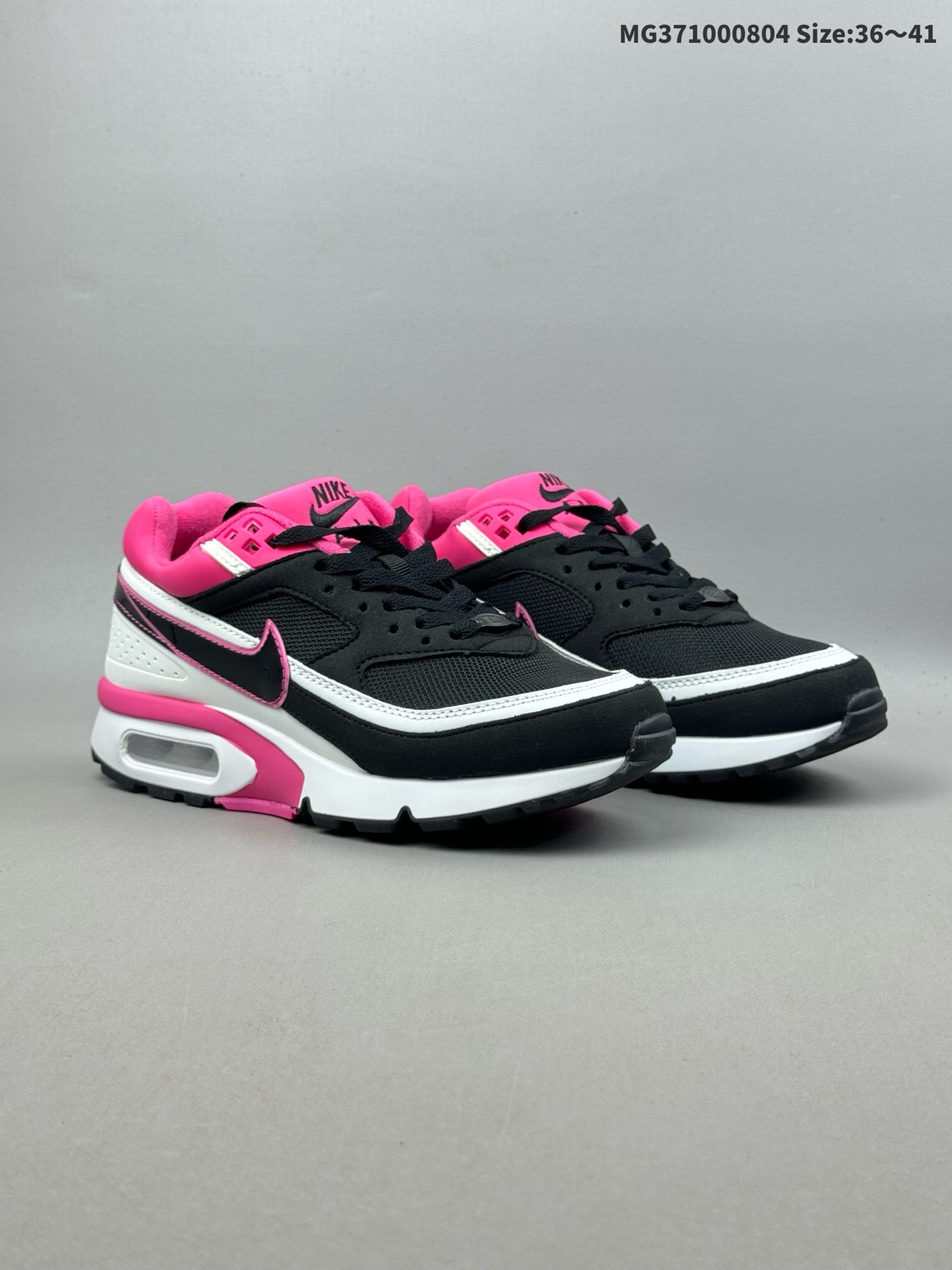 ) Nike Air Max BW OG 耐克 BW 低帮 黑粉色 这款鞋的设计灵感来源于之前的Air Max 180,其标志性的特征就是有着面积更大的可视气垫窗口,更直观地看到Nike引以为傲的Air Maxz气垫技术,既展现了科技感,又具备实用的缓震功能.鞋面采用透气网眼材质,轻盈透气,保持双脚干爽舒适;整体鞋型较为硬朗,线条流畅.鞋身侧面的Swoosh Logo标志是Nike的经典标识,形状和位置经过精心设计,与鞋身整体造型相得益彰,增强了鞋子的辨识度.后跟可视化Air Maxy气垫,提供出色的缓震效果,有效减少运动时对脚部的冲击,外底采用耐磨橡胶材质,纹路设计增强抓地力. 货号:DJ6124-030 ID:MG371000804