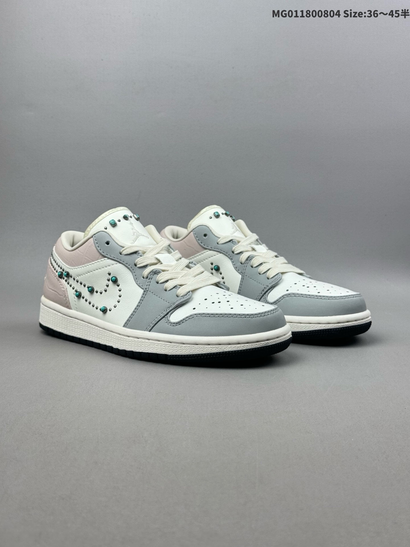 (36-45半) Air Jordan 1 Low 低帮 绿松石钩子 AJ1 乔丹1代 aj1 乔1 低邦 灰白粉 乔丹篮球鞋系列 鞋身整体采用柔和的米白色皮革,搭配灰色框架覆盖层,鞋领及后跟粉色鳄鱼压纹质感,散发出低调而清新的气息;创新之处在于鞋侧Swooshh Logo标志上采用绿松石和铆钉制成的串珠,为鞋款增添了奢华感;此外,鞋舌上镶嵌着绿松石般的铆钉,仿佛有些许摇滚的味道,Jumpman Logo以奶白色刺绣呈现,鞋领内衬与后跟经典的Wings Loggo标志则采用了同色调处理,浅粉色的加入使鞋款尽显优雅格调;最后以奶油色的中底搭配黑色橡胶外底完善整体设计收尾. 货号:IH7319-001 ID:MG011800804 半