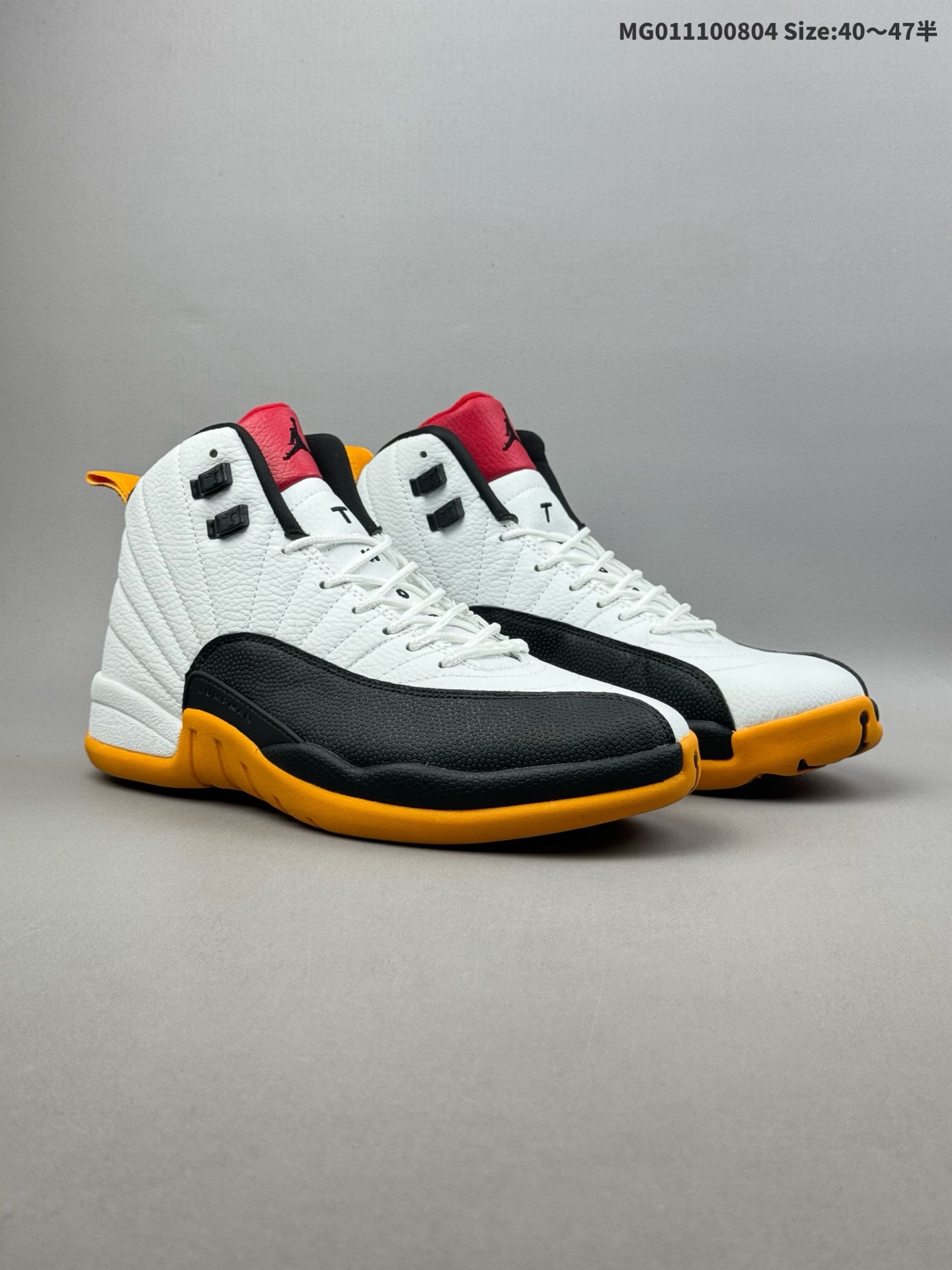 5半) Air Jordan 12 "25 Years in China" 高帮 黑白黄 AJ12 乔丹12代 aj12 乔12 高邦 手稿白色 乔丹篮球鞋系列 致敬Jordan Brandh进入中国市场25周年 特别推出手稿配色,元年复古鞋盒内印有Tinker Hatfield手稿图,鞋款以黑白双色构造主色调,外底则乐用黄色展示,黑色刺绣的经典23字祥,红色鞋活利绣黑色Jumpman Logo,黄色外底、红色鞋舌与主体形成强烈对比;侧边黑色皮革档板以蜥蜴纹理呈现黑色Jumpman Logo,黑色鞋带扣高度还原了TnkerHatfield的手稿图配色炅感来自有史以来最伟大的球员,后跟鞋提23以黑色呈现,外底鞋头黑色Jumpman Logo,中足碳板采用黑黄配色,外底人字纹部分以红色呈现,鞋垫印有TfinkerHatfieldy手稿图. 货号:DR8887-100 ID:MG011100804 半