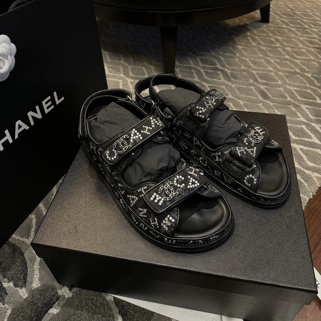 Женские сандалии Chanel со стразами