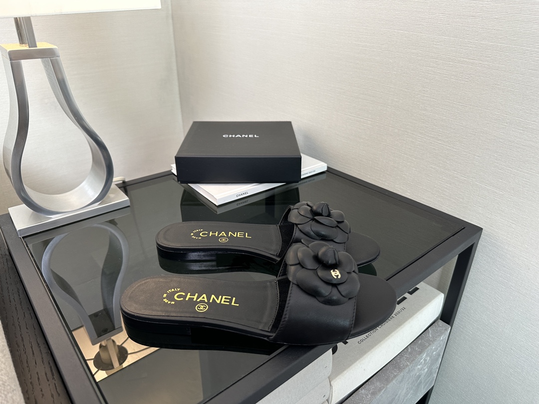 Черные кожаные мюли Chanel с цветком