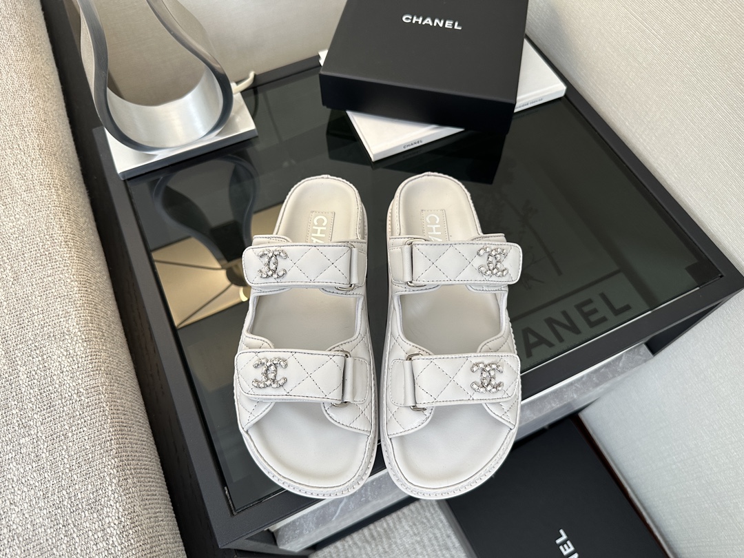 Белые босоножки Chanel